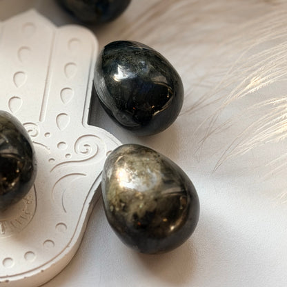 Labradorito kristalo kiaušinis "Intuicija"