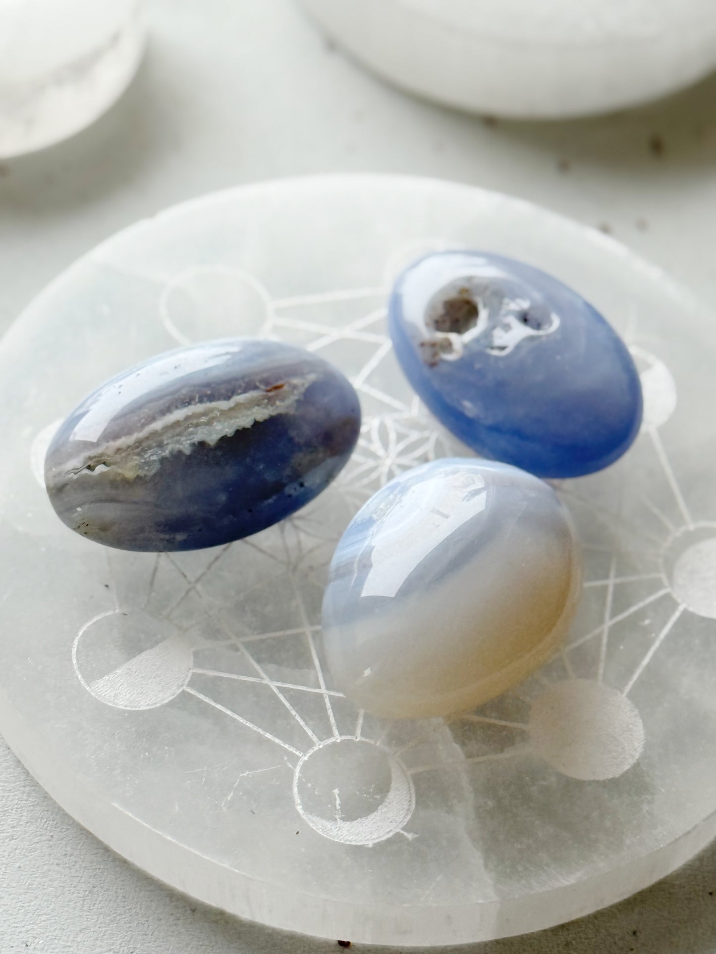 Mėlynasis nėriniuotas agatas