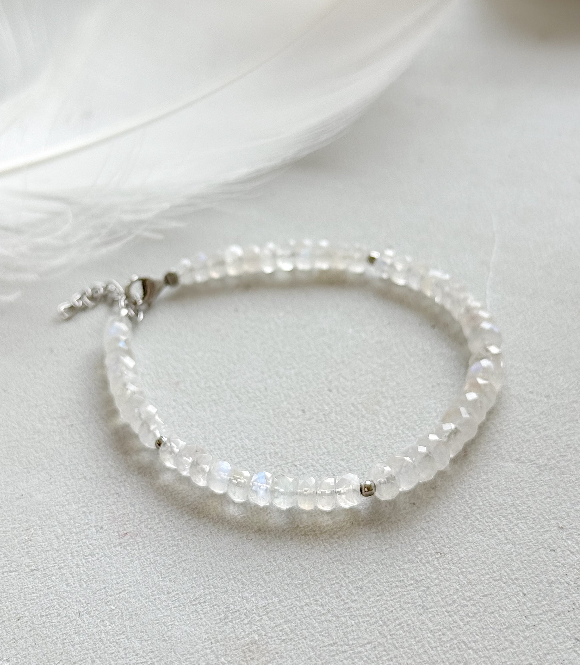 Mėnulio akmens apyrankė