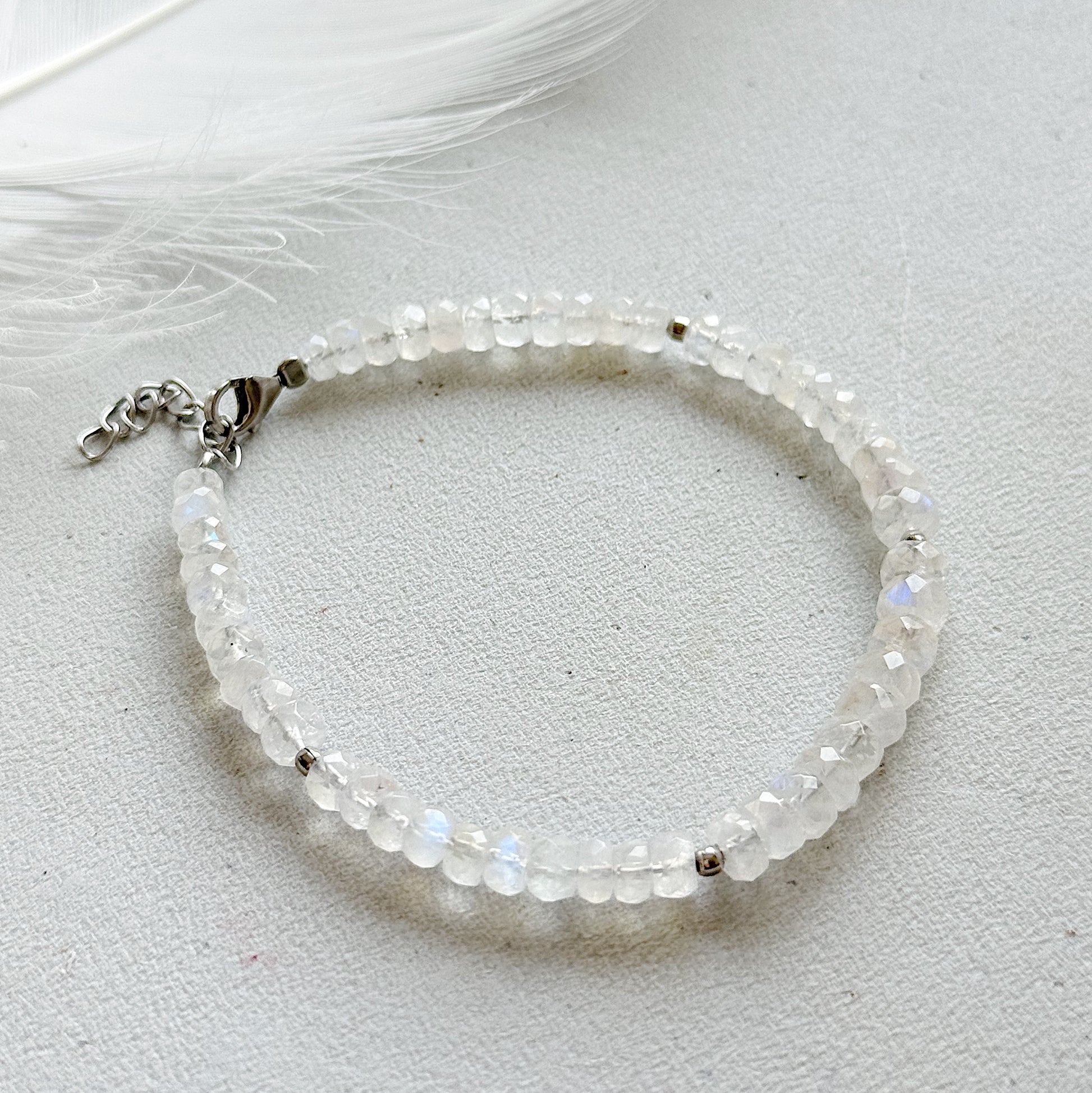 Mėnulio akmens apyrankė