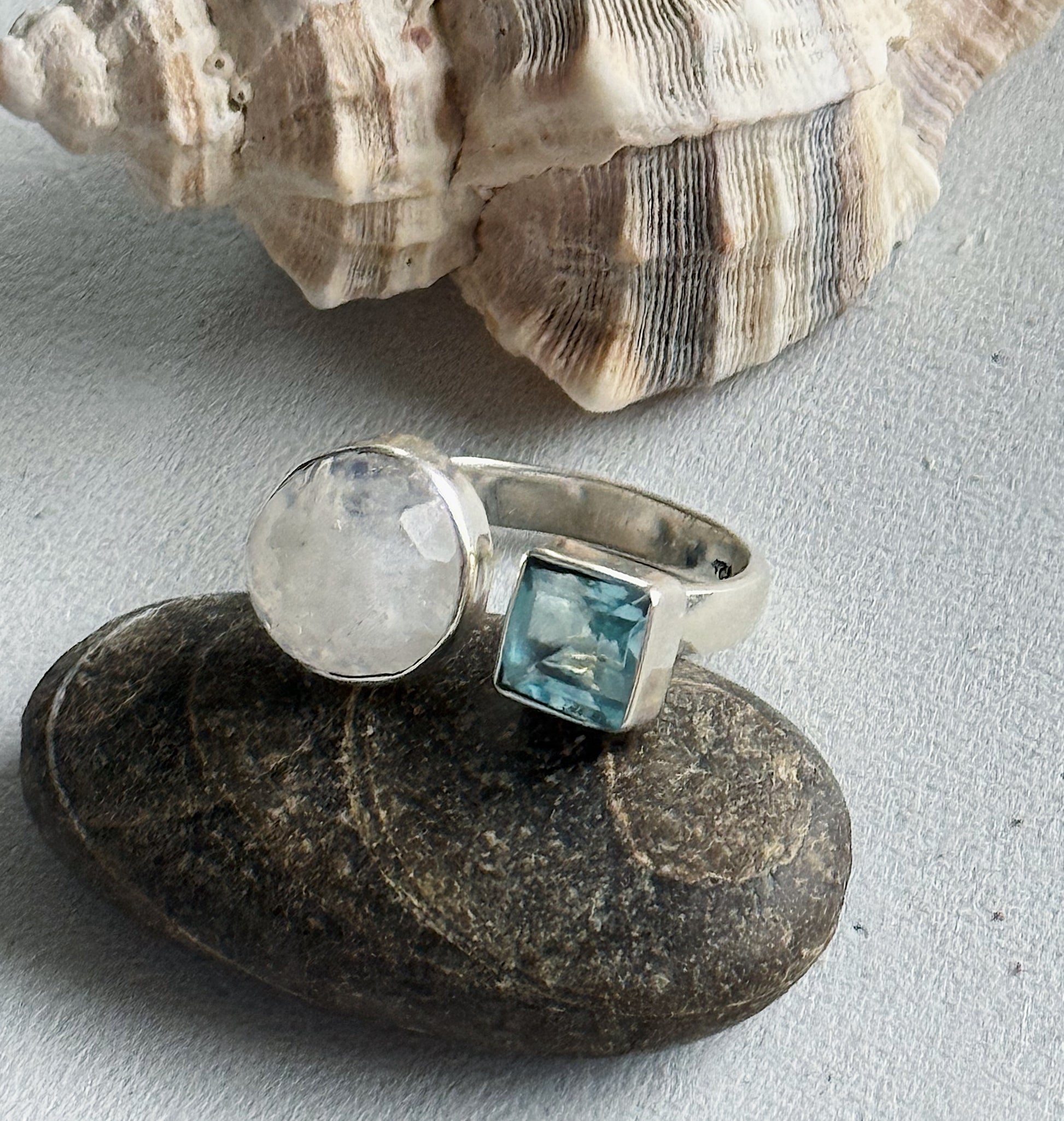 Mėnulio akmens ir topazo žiedas "Energija" / 18 dydis