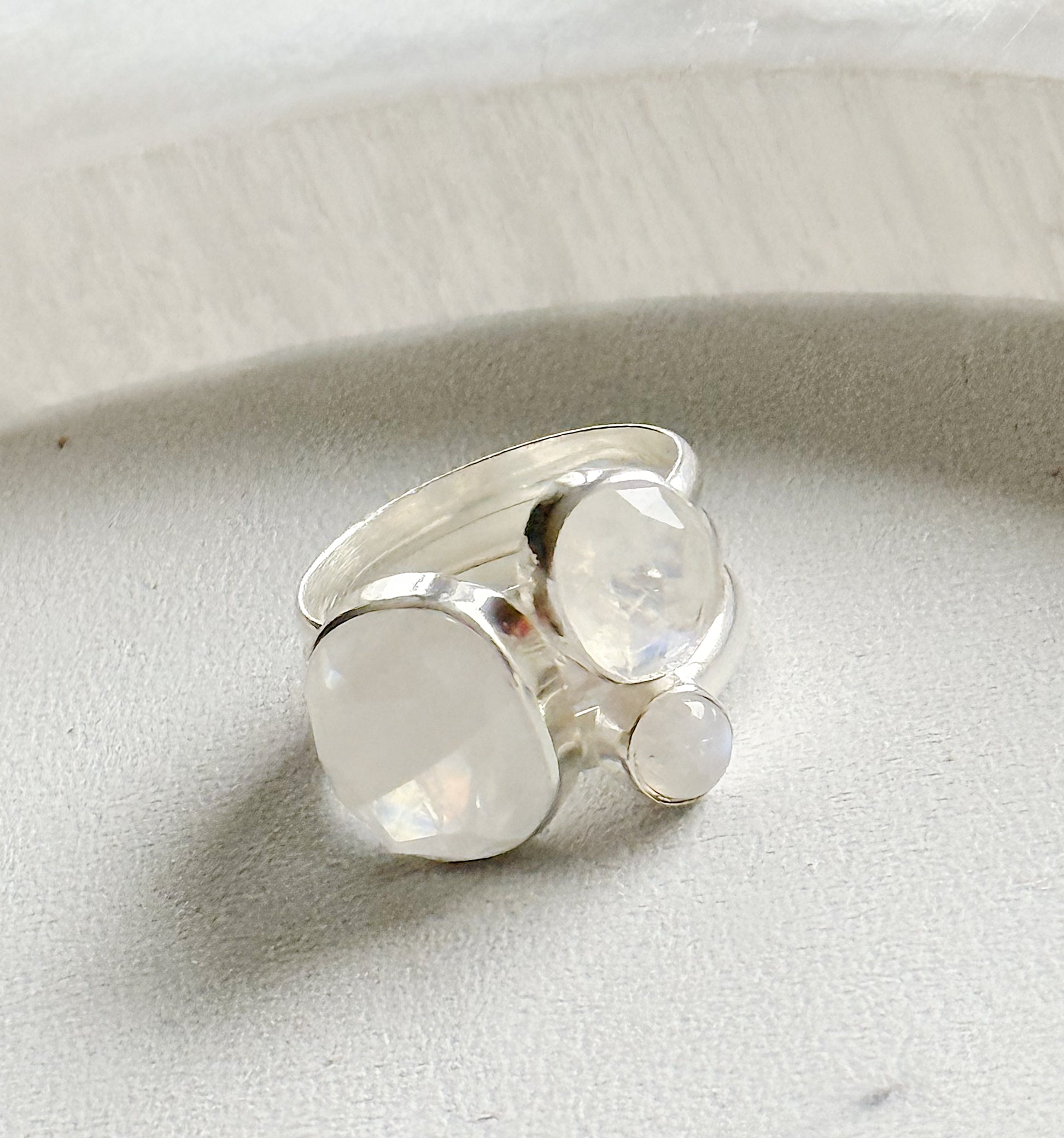 Mėnulio akmens žiedas "Trys" / 17 dydis