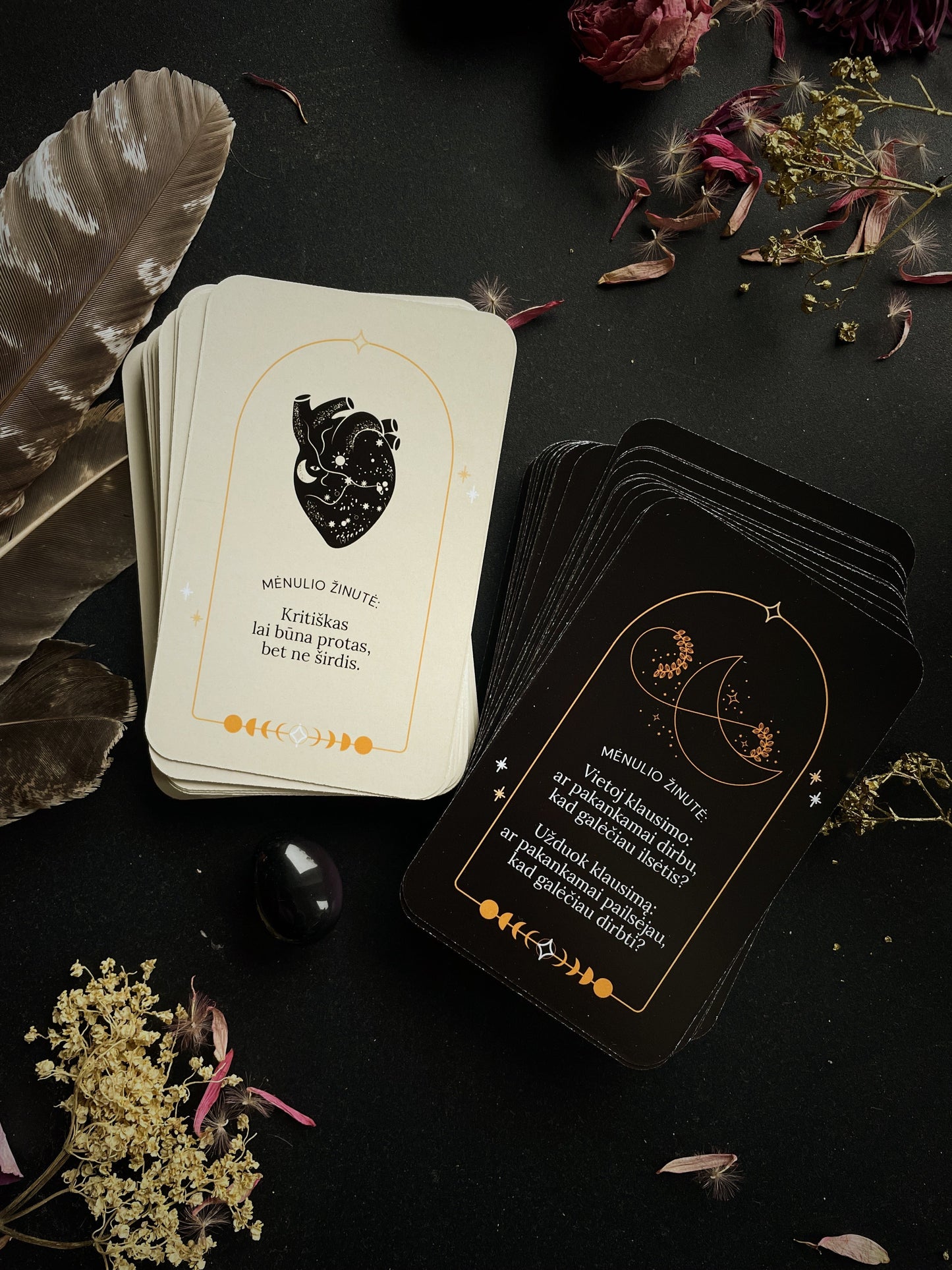 Mėnulio darbo kalendoriaus and "Mėnulio žinutės" card set
