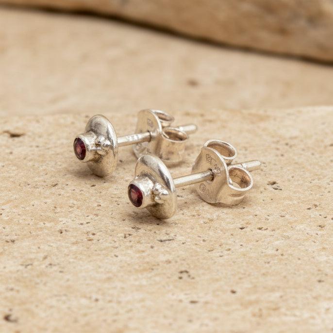 Mini Sidabriniai auskarai su granato kristalais