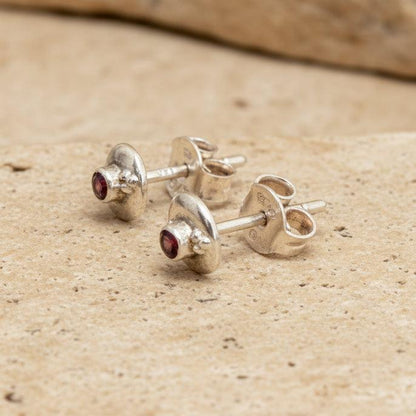 Mini Sidabriniai auskarai su granato kristalais