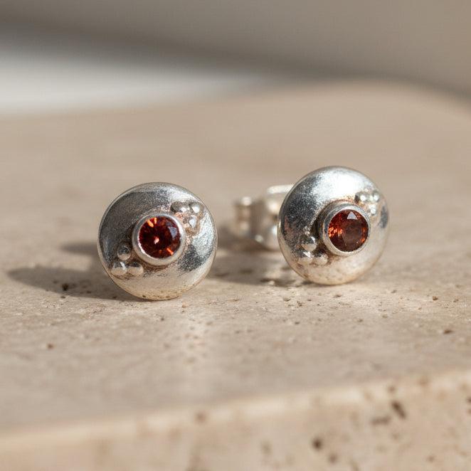 Mini Sidabriniai auskarai su granato kristalais