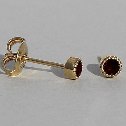 Mini earrings with garnet crystals