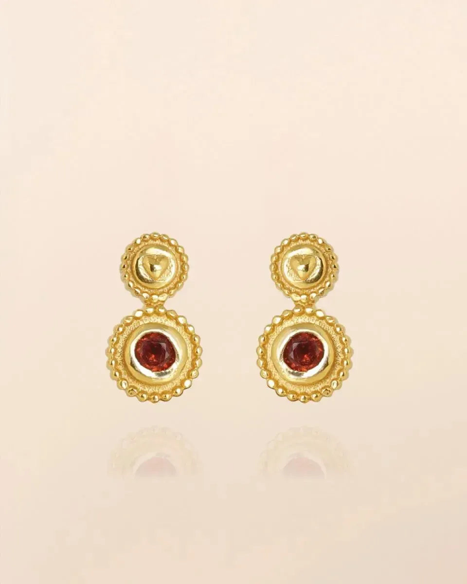 Mini auskarai su granato kristalais “Meilė”