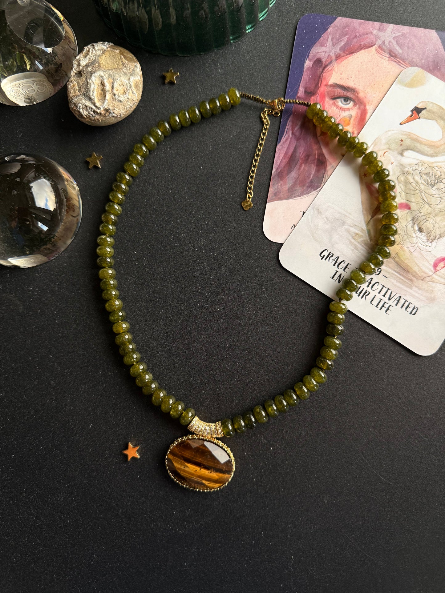 Nefrito ir tigro akies kaklo papuošalas