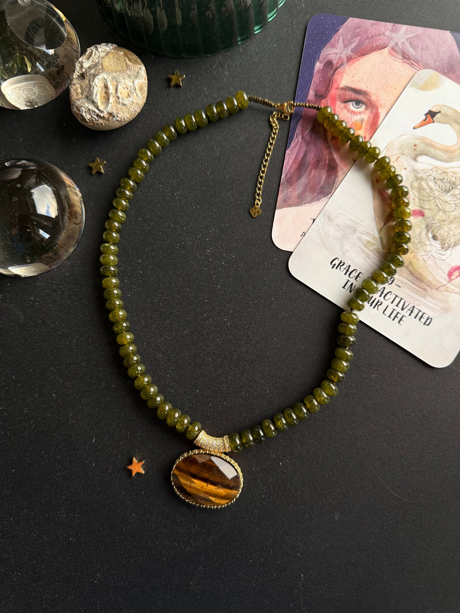 Nefrito ir tigro akies kaklo papuošalas