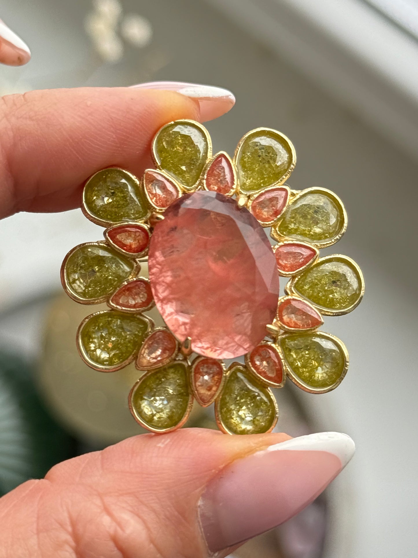 Peridoto ir turmalinų sagė "Pavasaris"