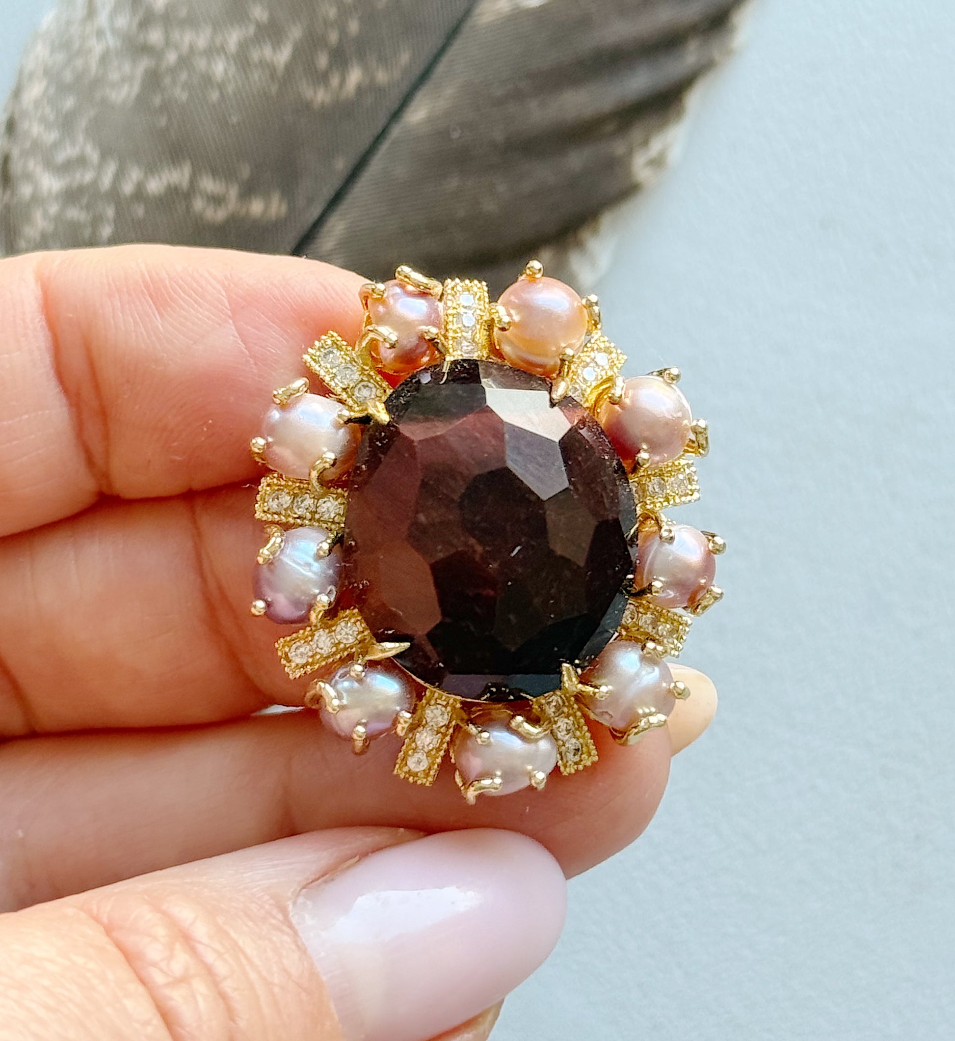 Raudonojo tigro akies ir perlų sagė