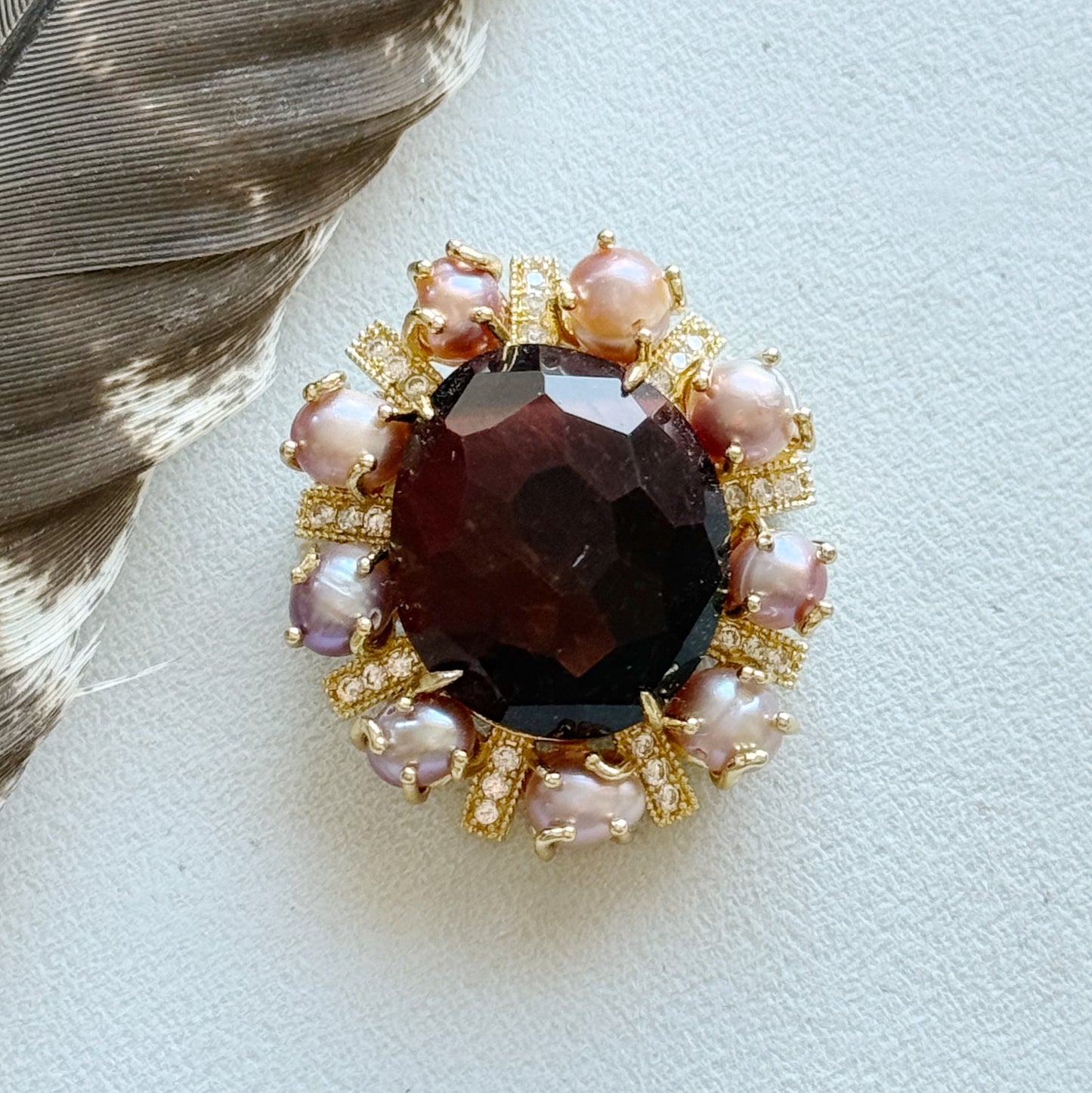 Raudonojo tigro akies ir perlų sagė