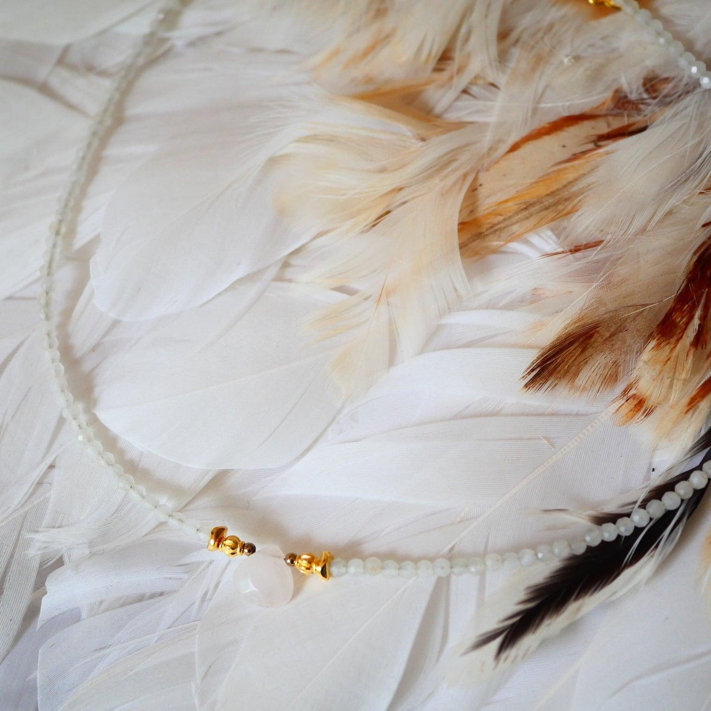 Rožinio kvarco ir mėnulio akmens kaklo vėrinys