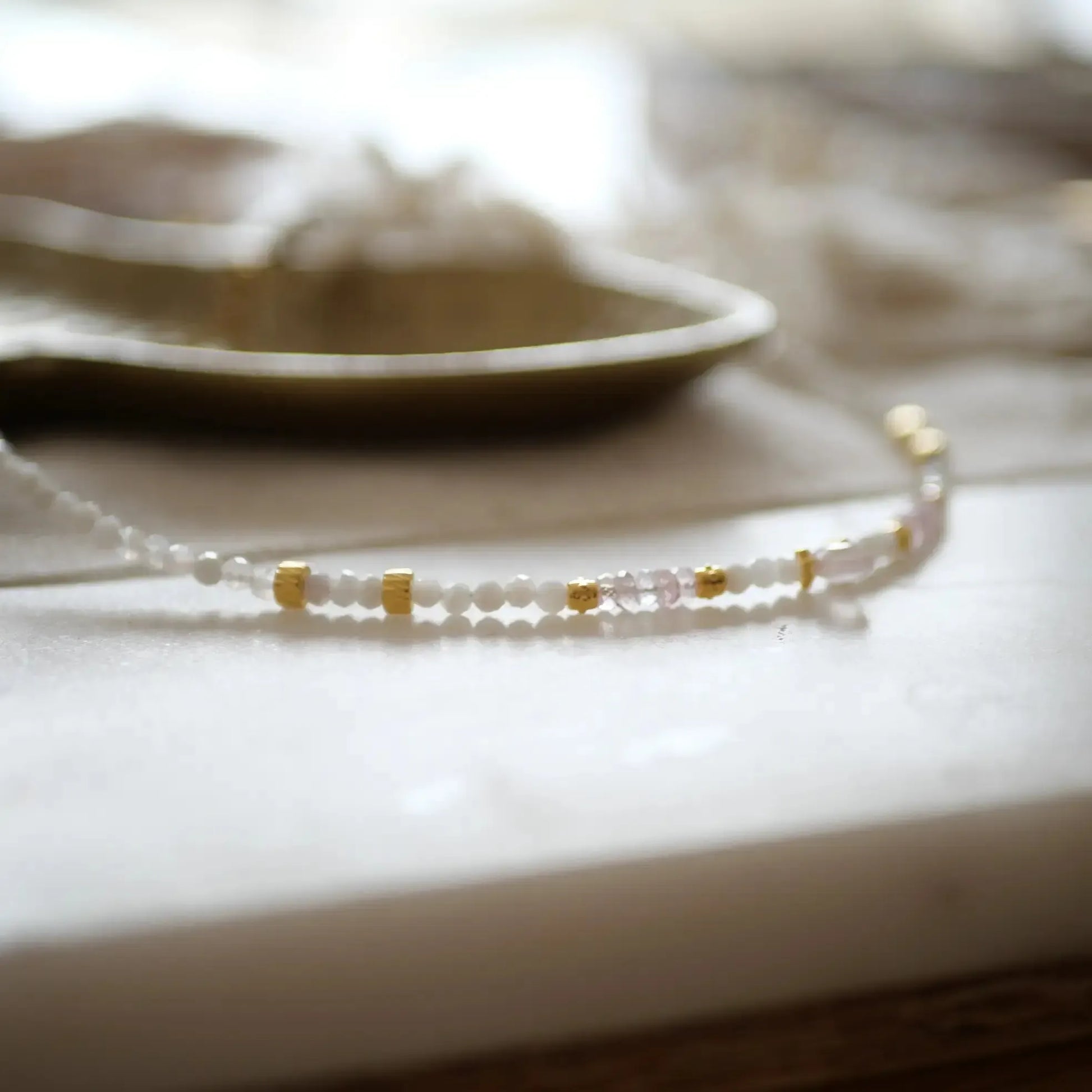 Rožinio kvarco ir morganito kaklo vėrinys "Švelnumas"