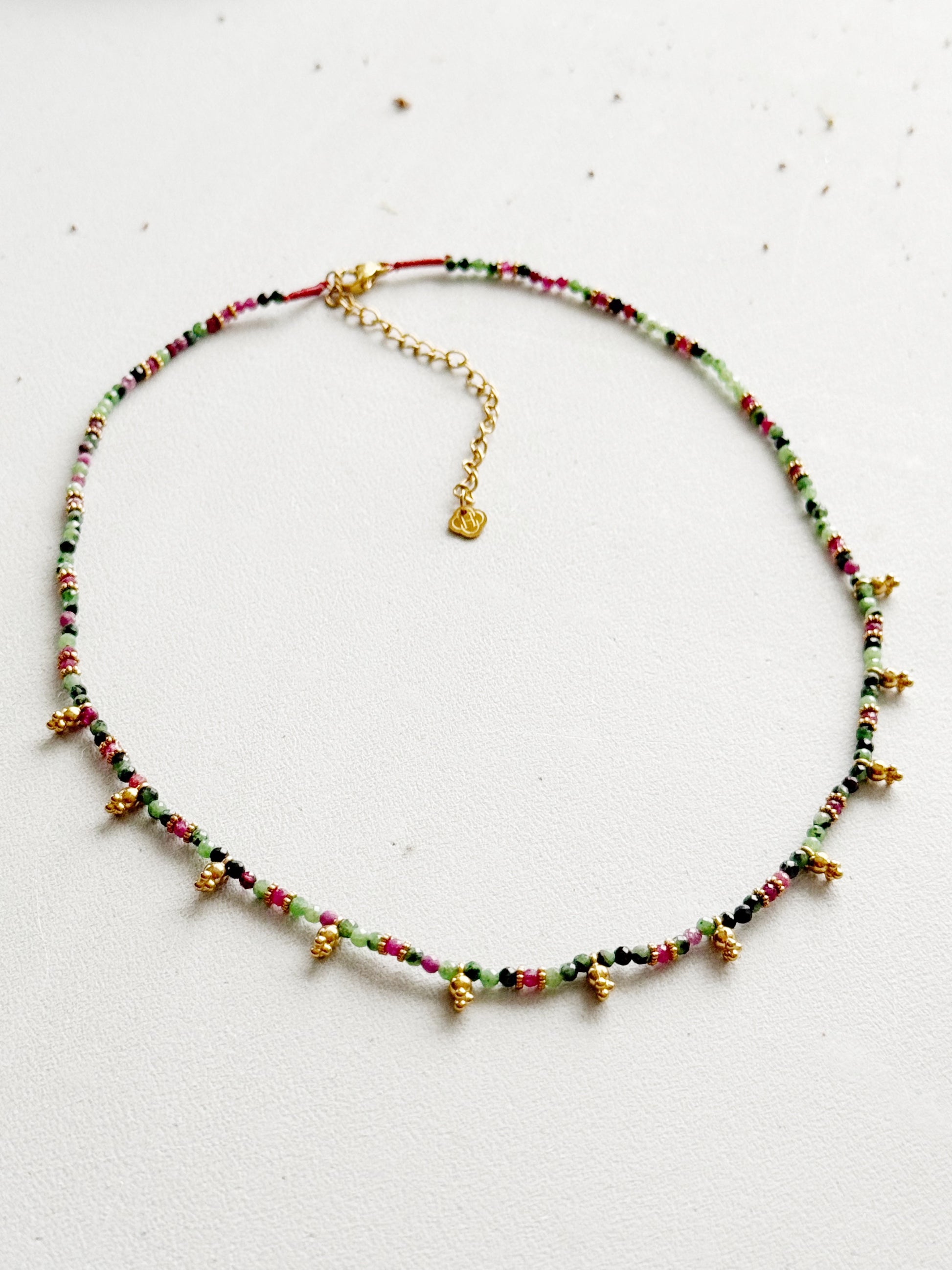 Rubino zoisito kaklo vėrinys