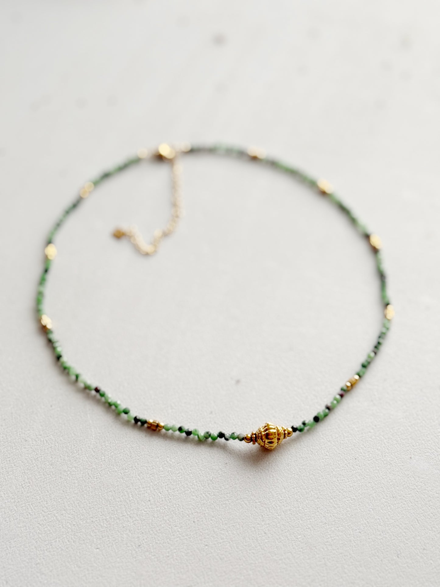 Rubino zoisito kaklo vėrinys