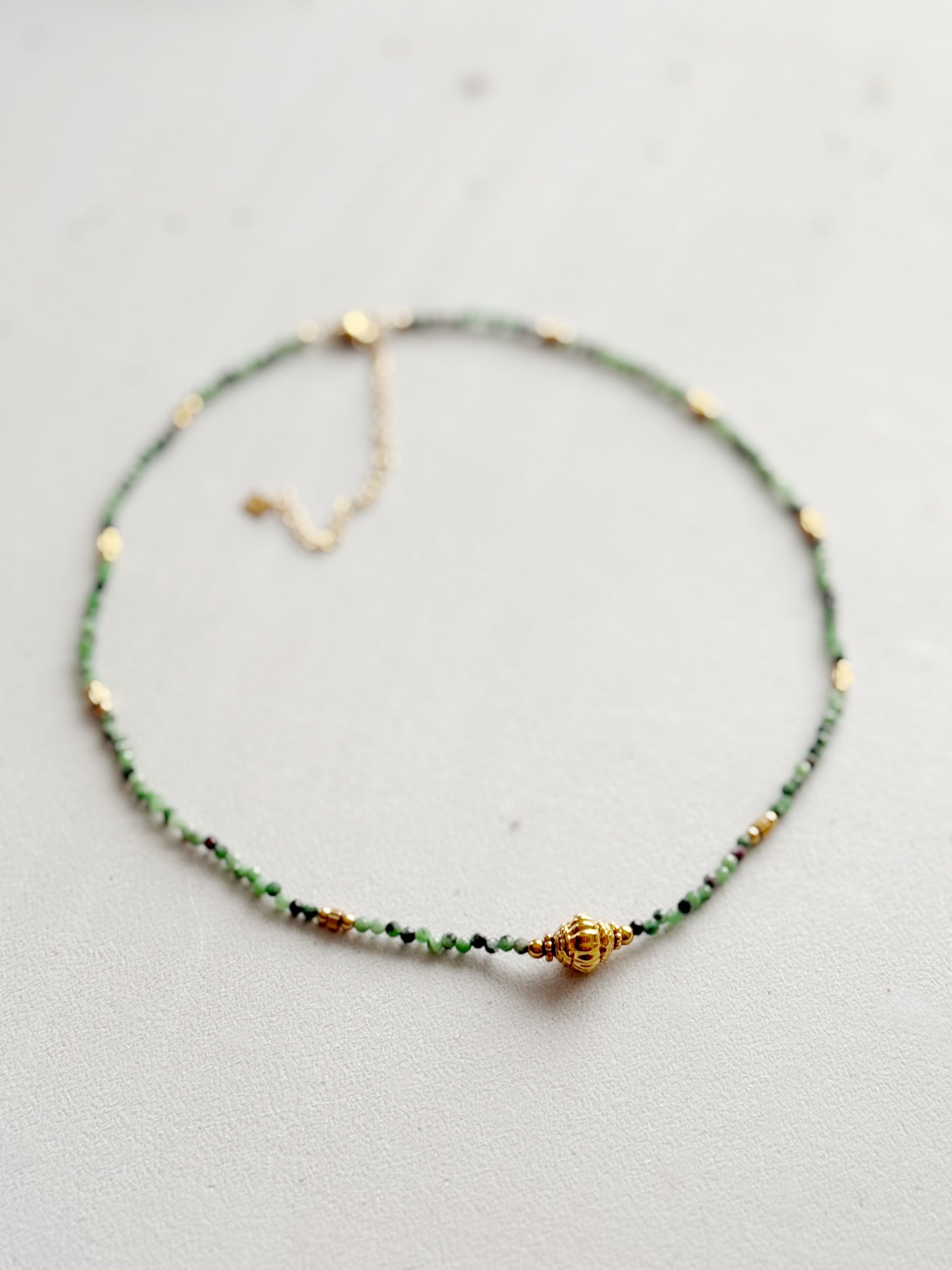 Rubino zoisito kaklo vėrinys