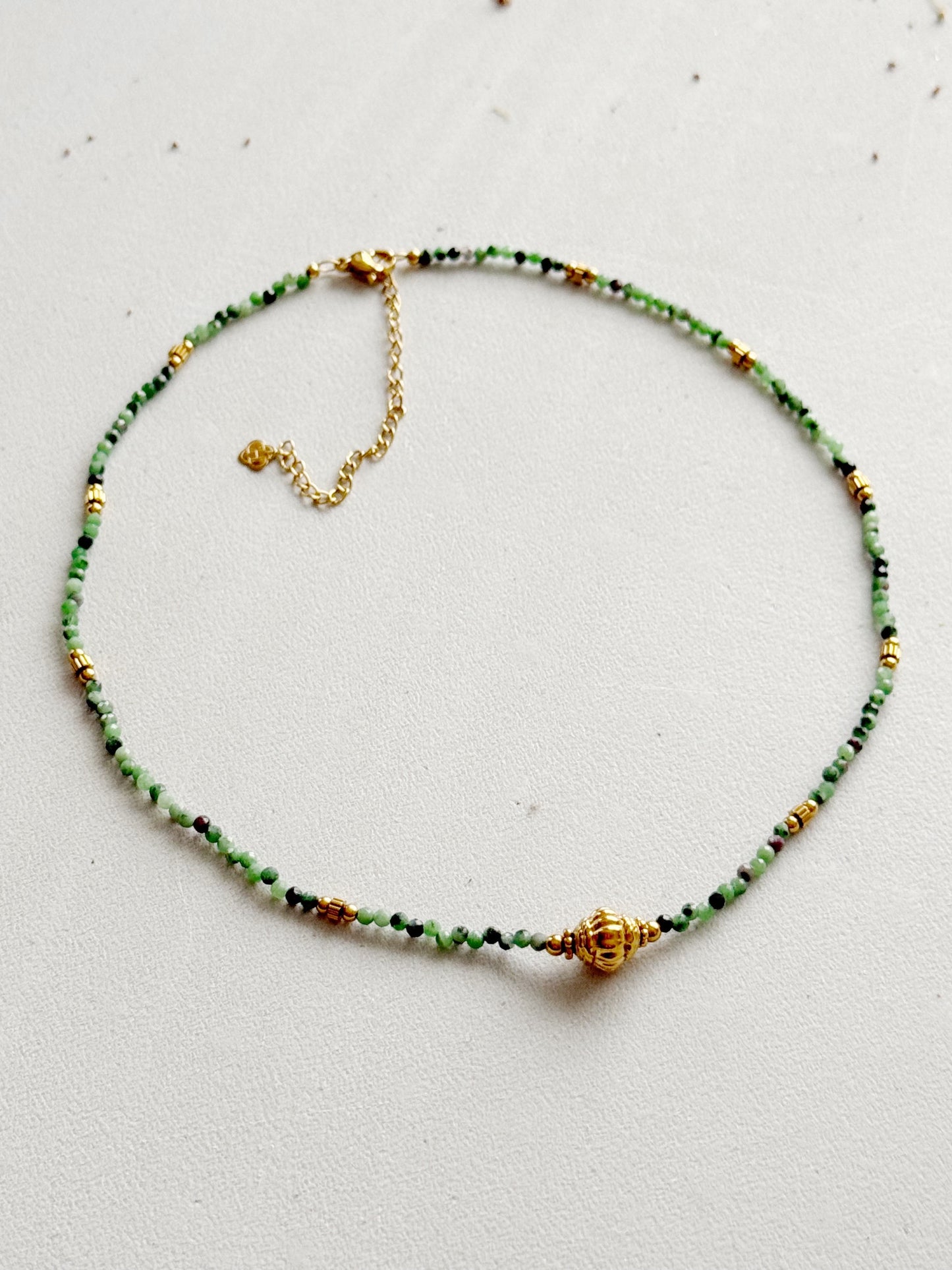 Rubino zoisito kaklo vėrinys