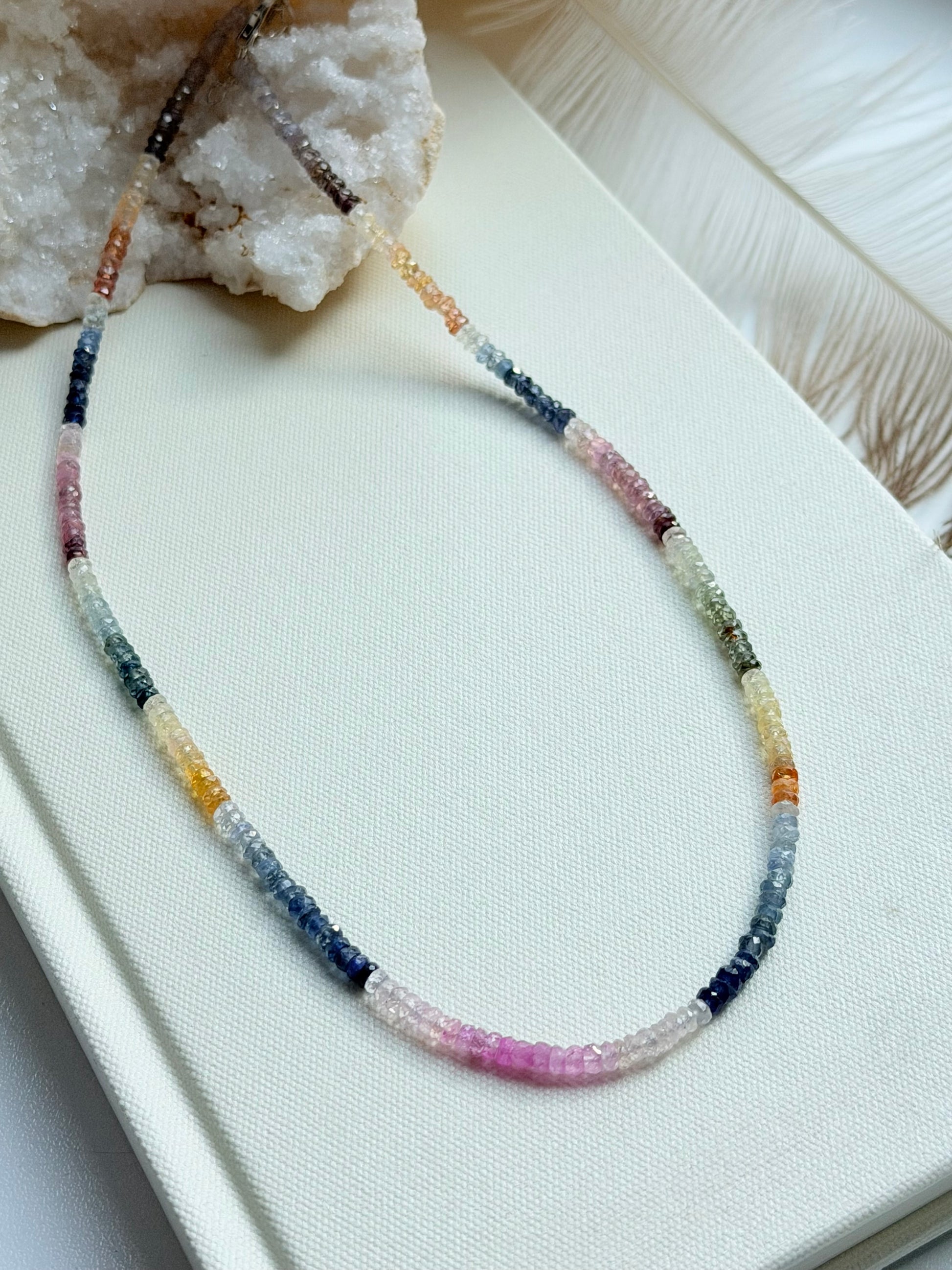 Safyrų kaklo vėrinys