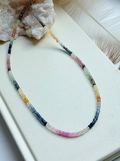 Safyrų kaklo vėrinys