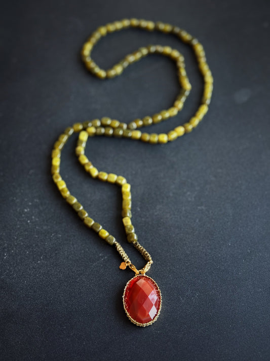 Serpentino ir karneolio kaklo papuošalas "Meilės liepsna"