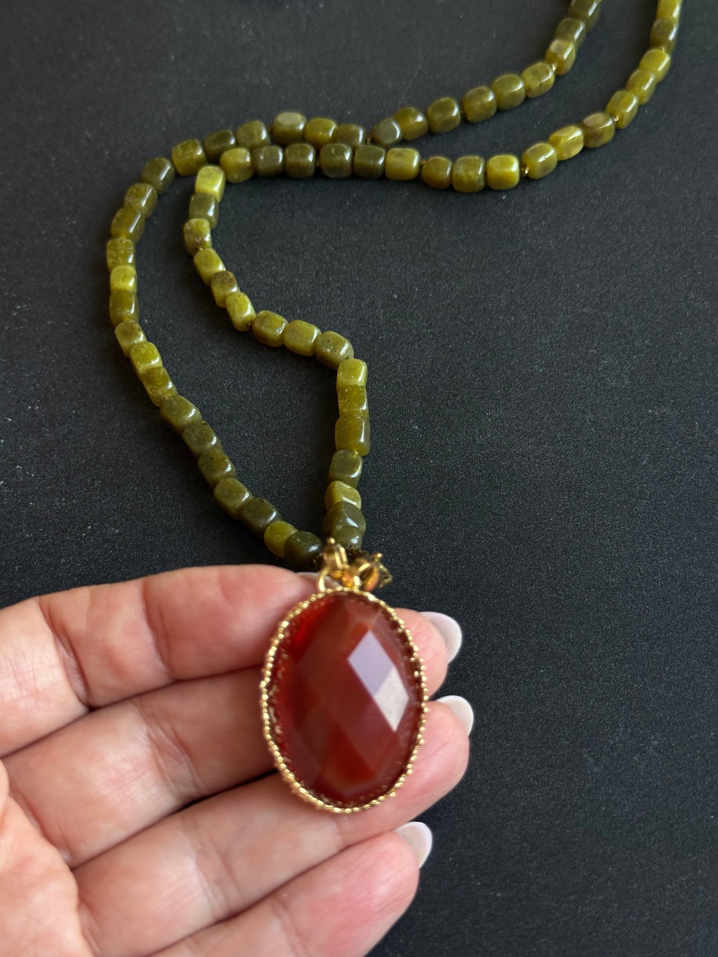 Serpentino ir karneolio kaklo papuošalas "Meilės liepsna"