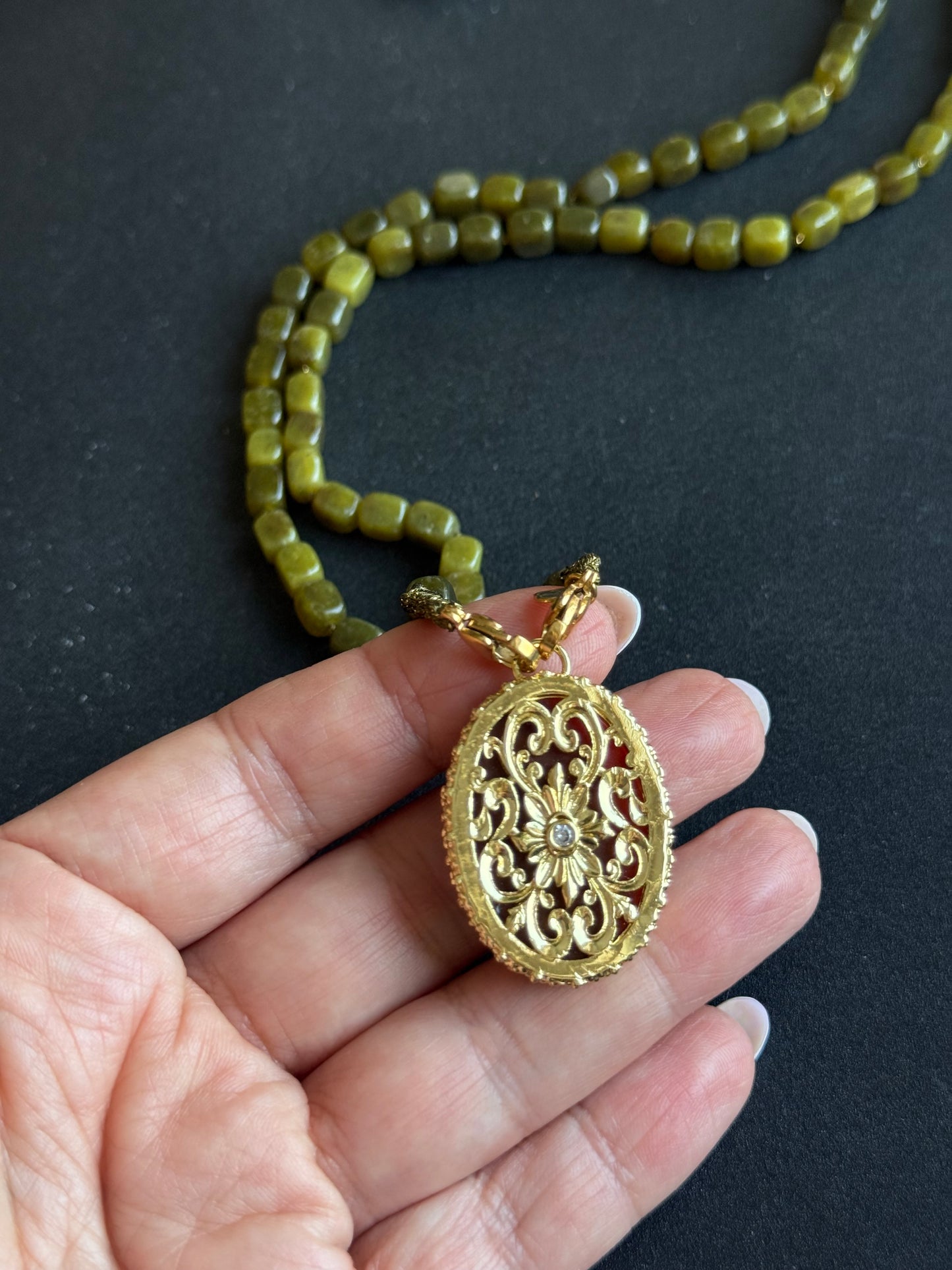 Serpentino ir karneolio kaklo papuošalas "Meilės liepsna"