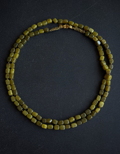 Serpentino ir karneolio kaklo papuošalas "Meilės liepsna"