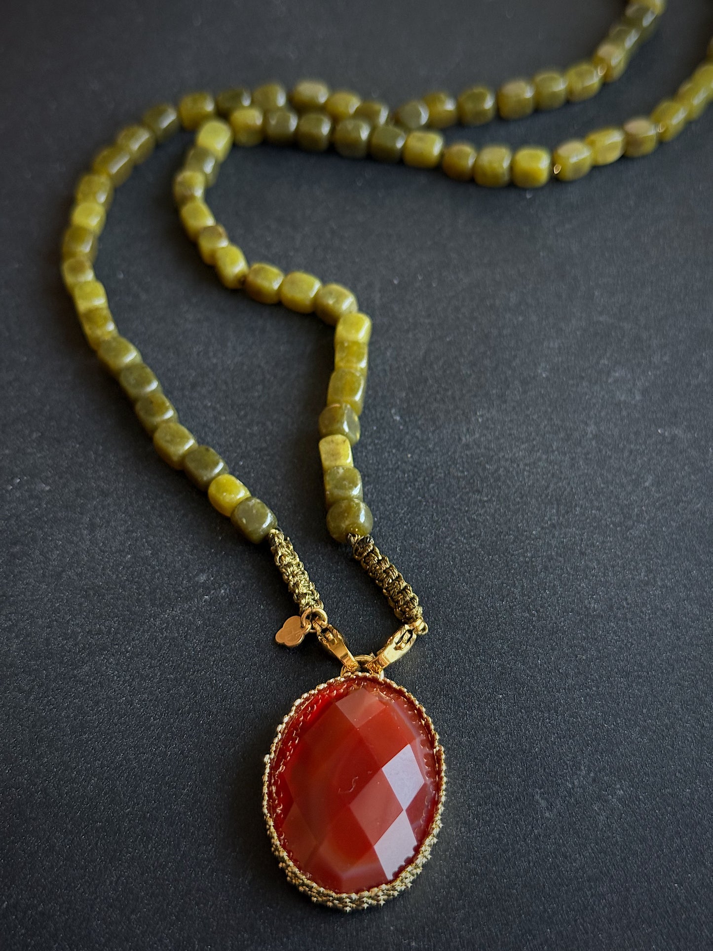 Serpentino ir karneolio kaklo papuošalas "Meilės liepsna"