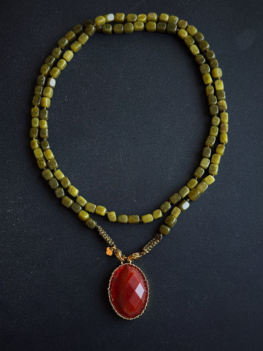 Serpentino ir karneolio kaklo papuošalas "Meilės liepsna"