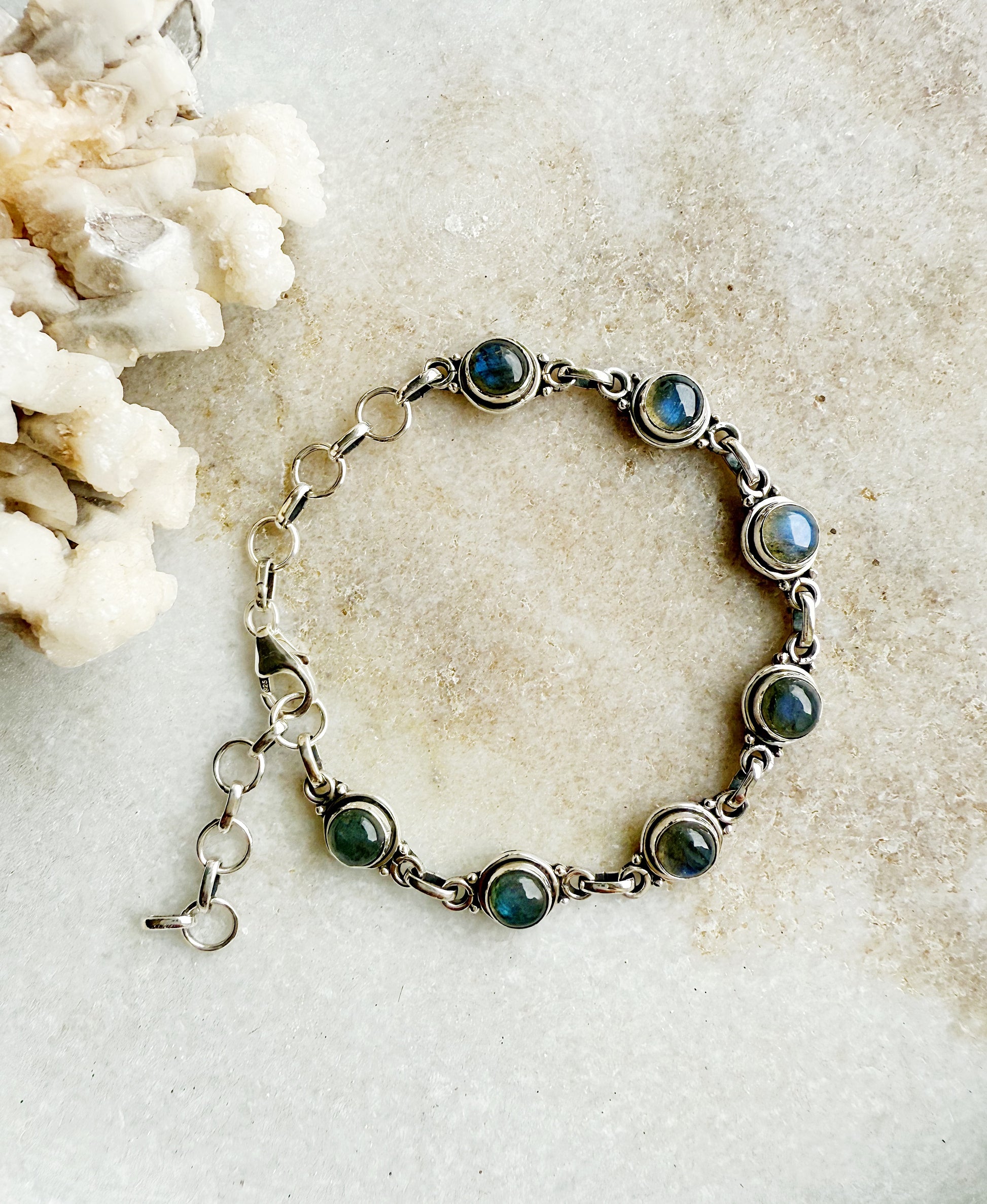 Sidabrinė apyrankė su labradorito kristalais