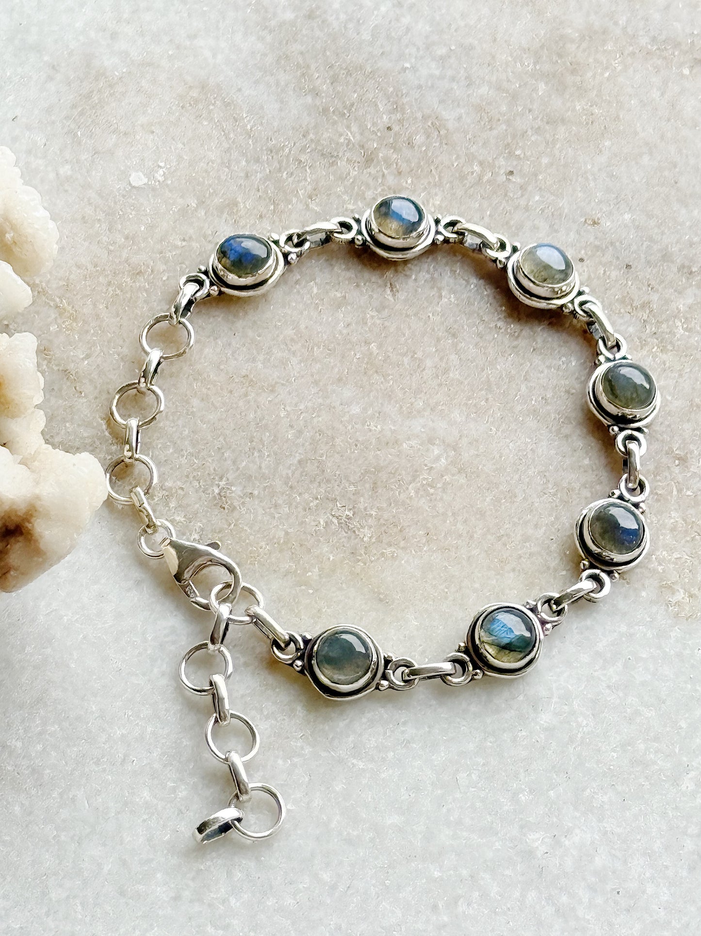 Sidabrinė apyrankė su labradorito kristalais