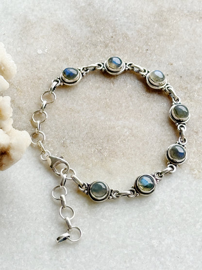 Sidabrinė apyrankė su labradorito kristalais