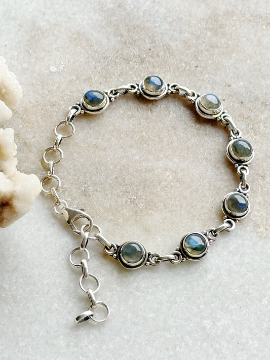 Sidabrinė apyrankė su labradorito kristalais