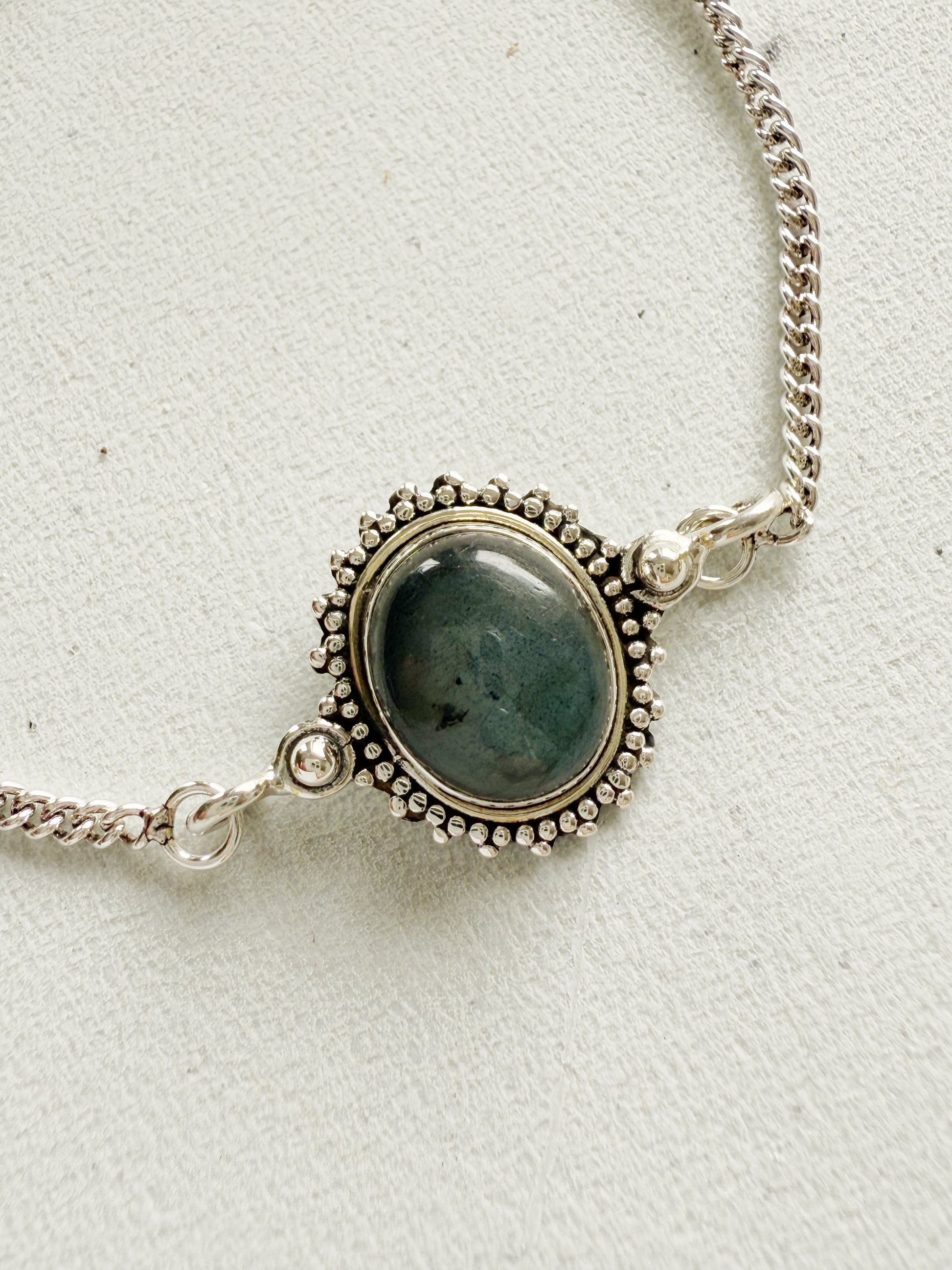 Sidabrinė apyrankė su labradorito kristalu