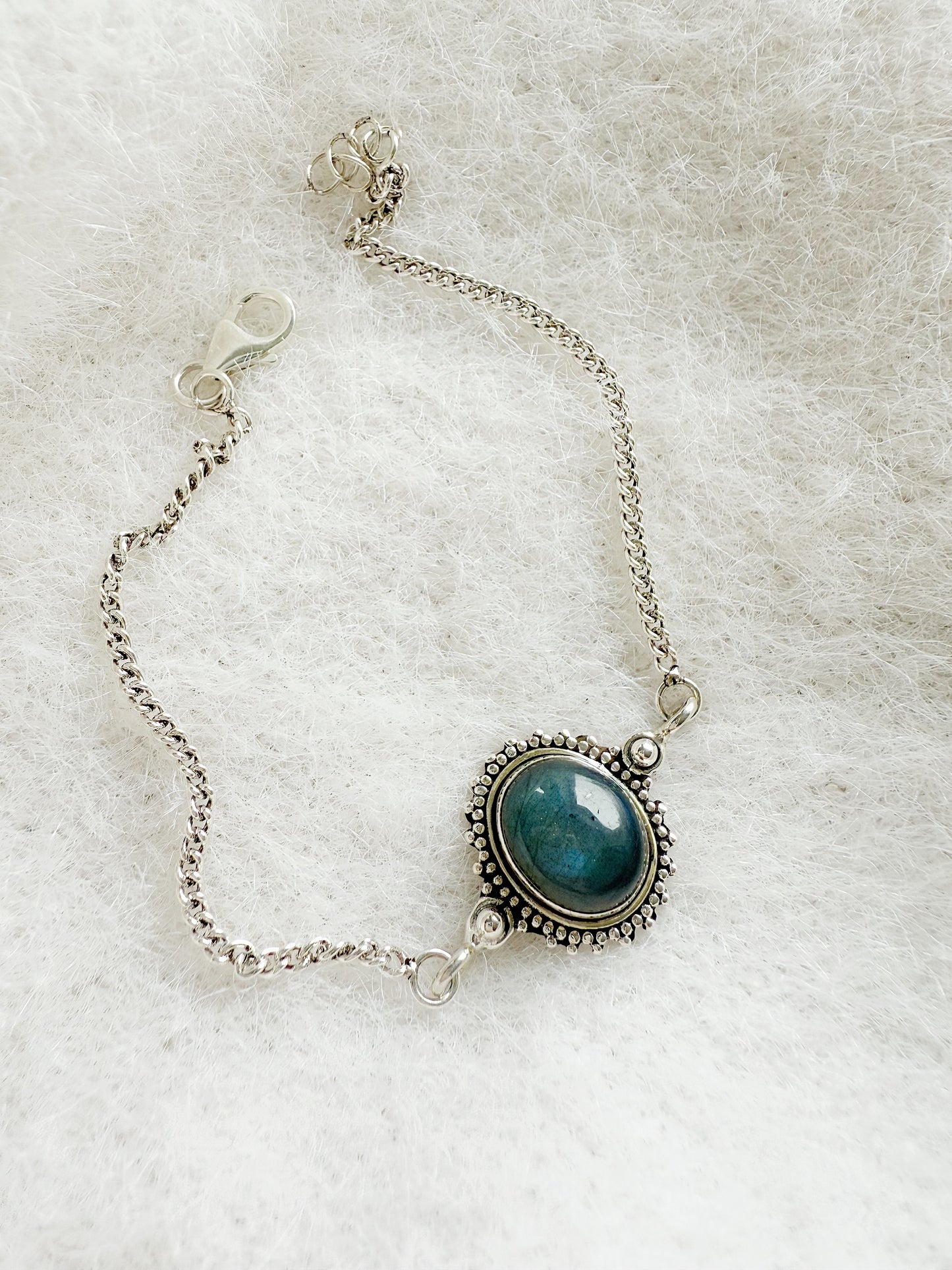 Sidabrinė apyrankė su labradorito kristalu