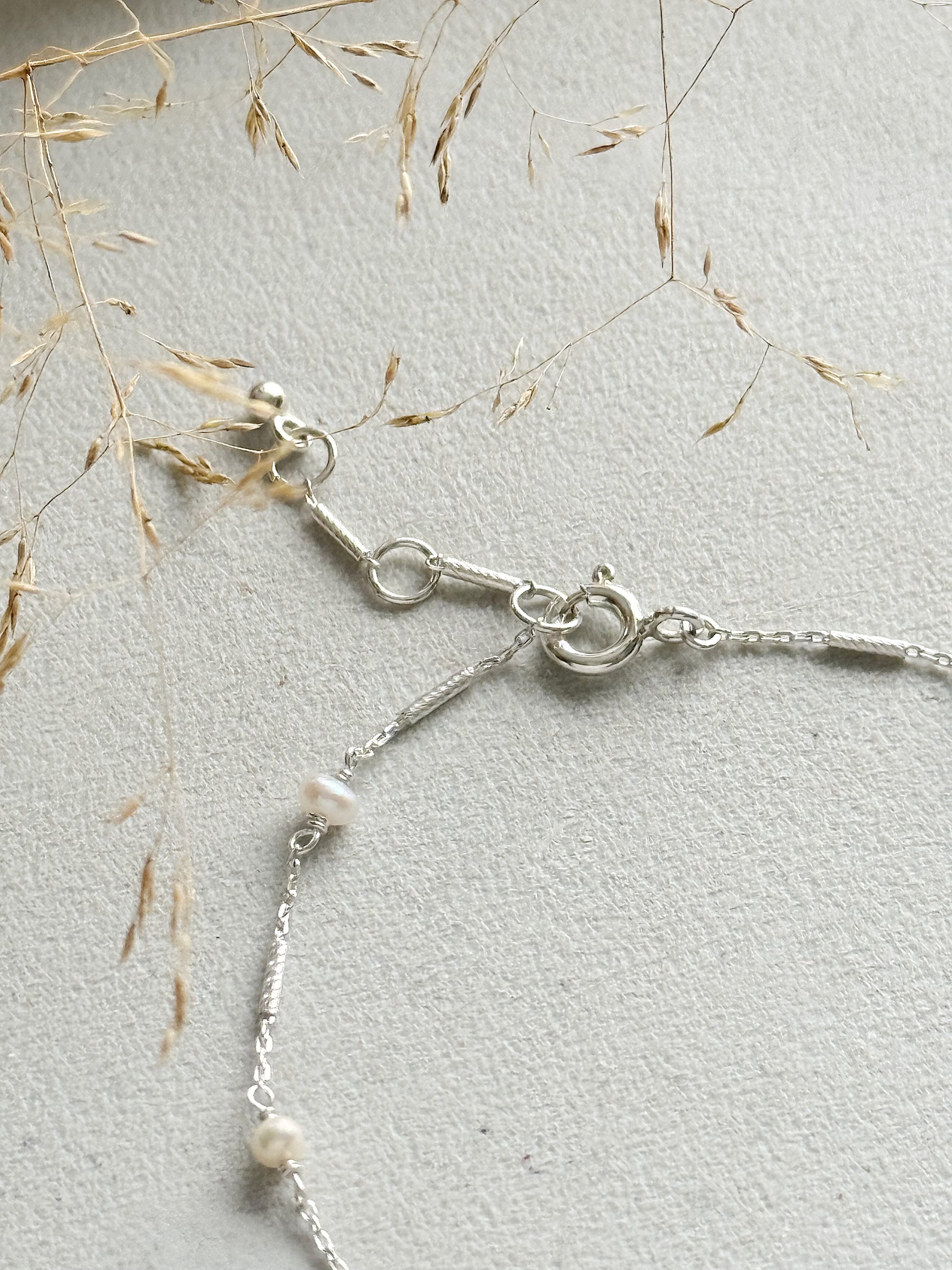 Sidabrinė apyrankė su perlais