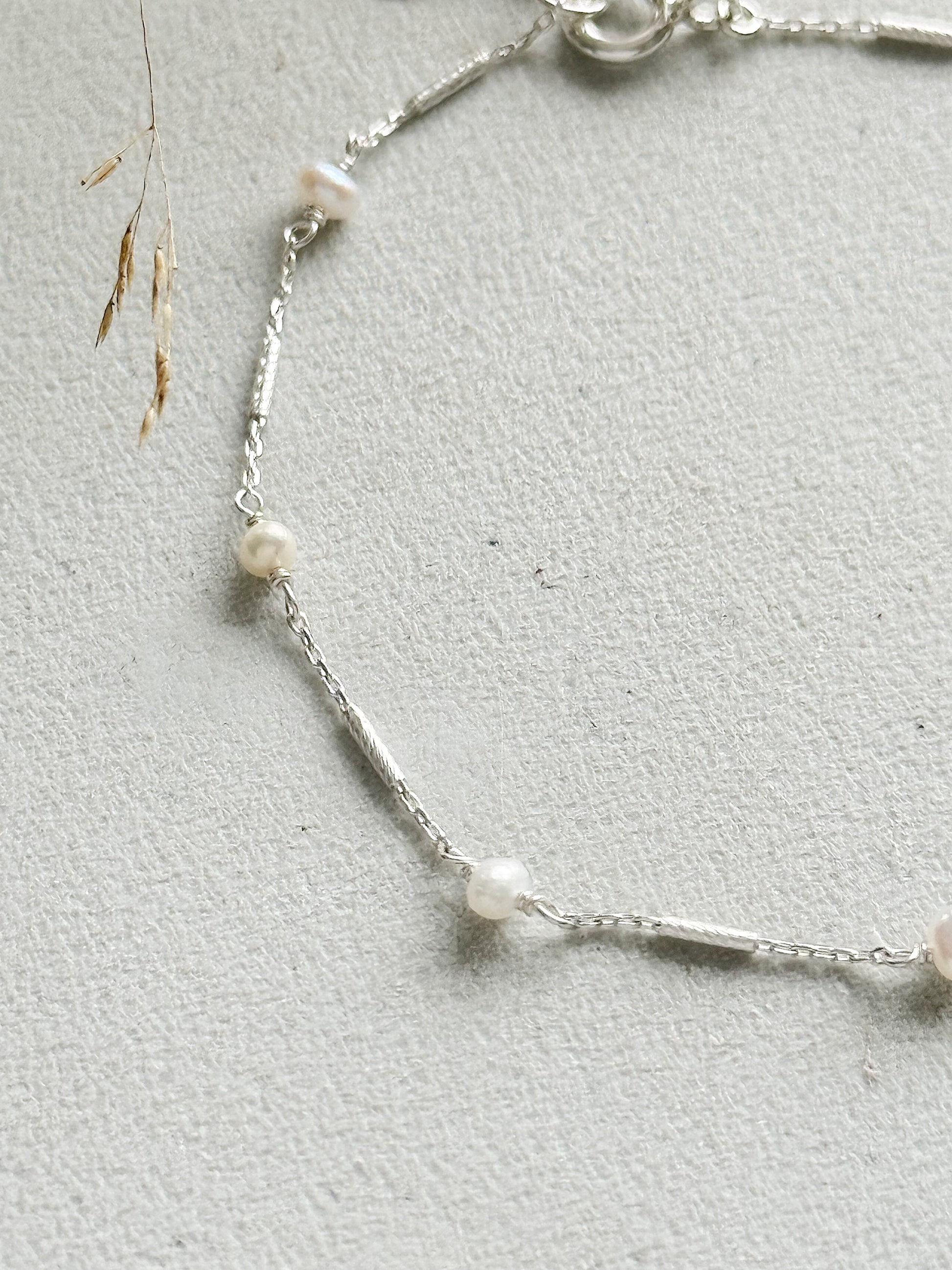 Sidabrinė apyrankė su perlais