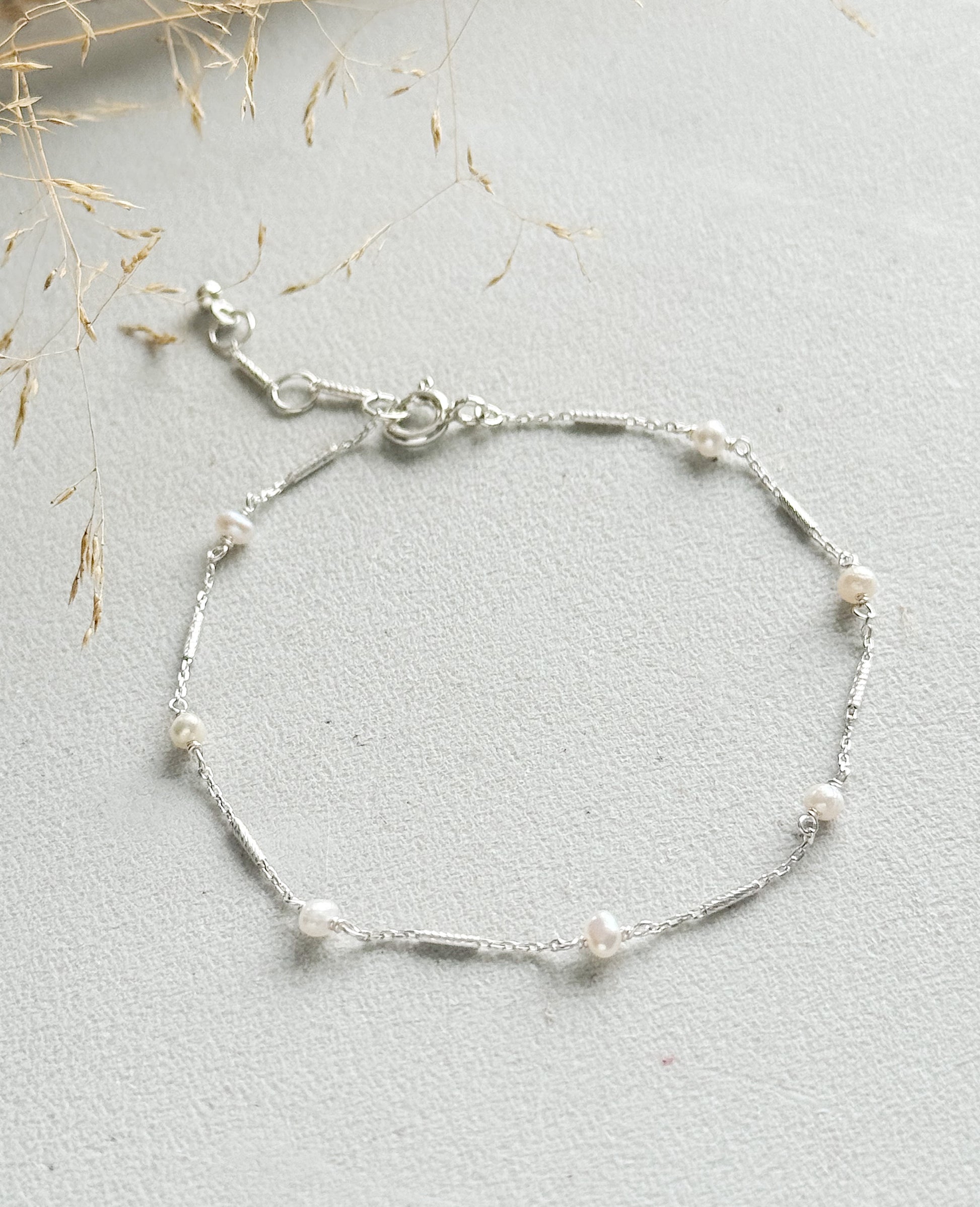 Sidabrinė apyrankė su perlais