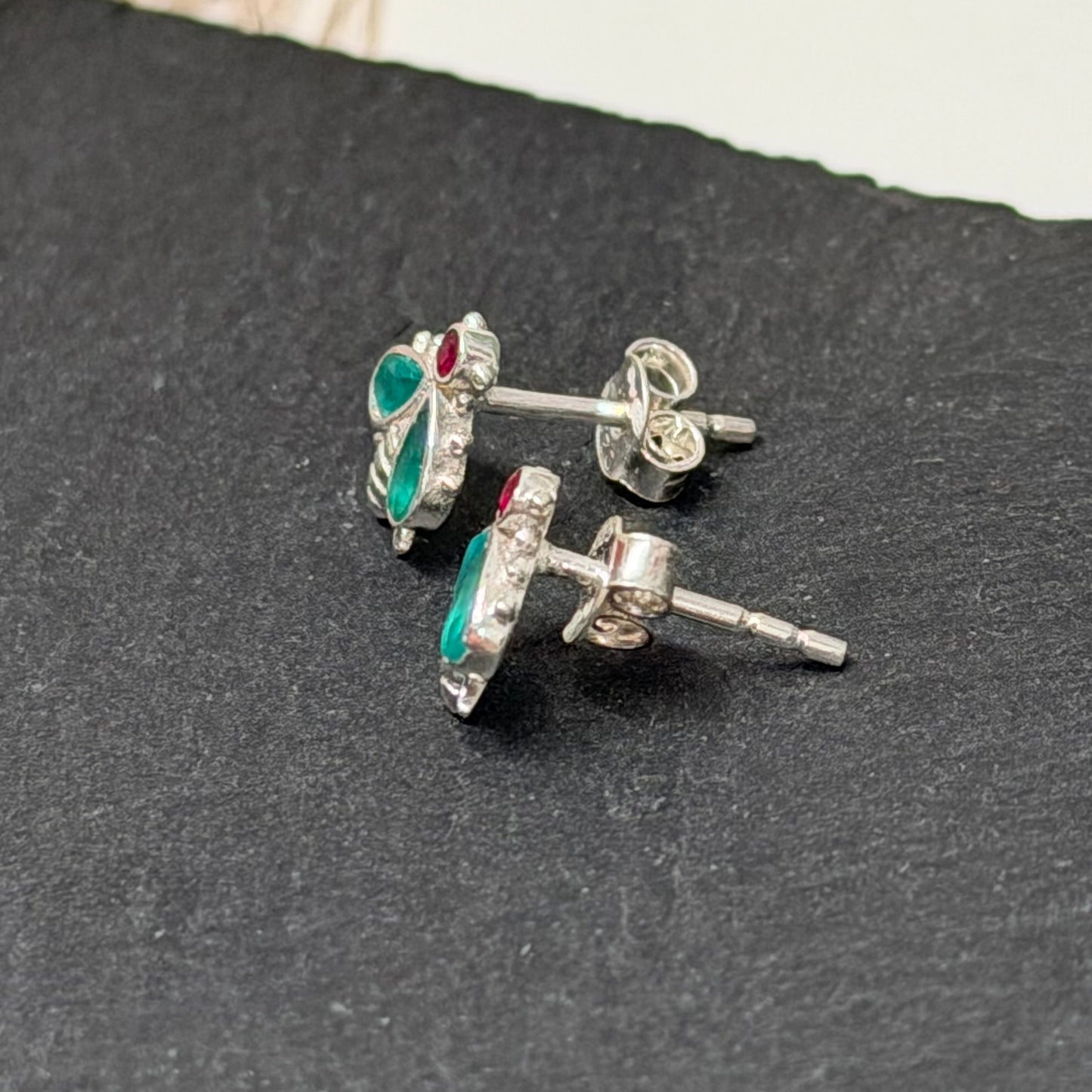 Sidabriniai Auskarai su žaliuoju agatu ir rubinu “Bitės”