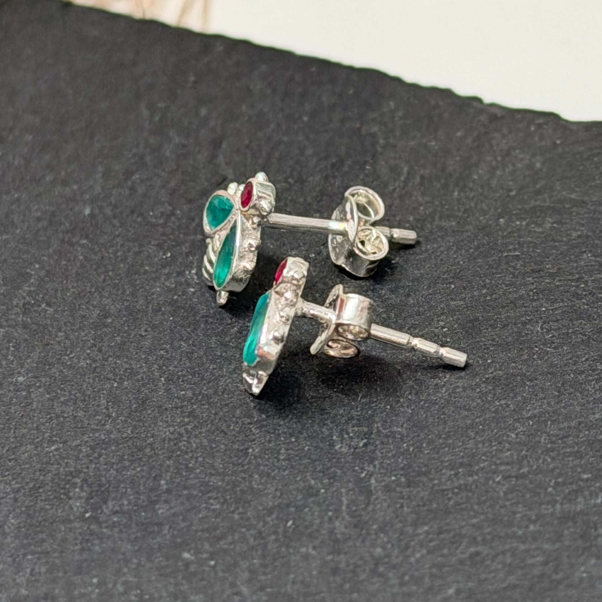 Sidabriniai Auskarai su žaliuoju agatu ir rubinu “Bitės”