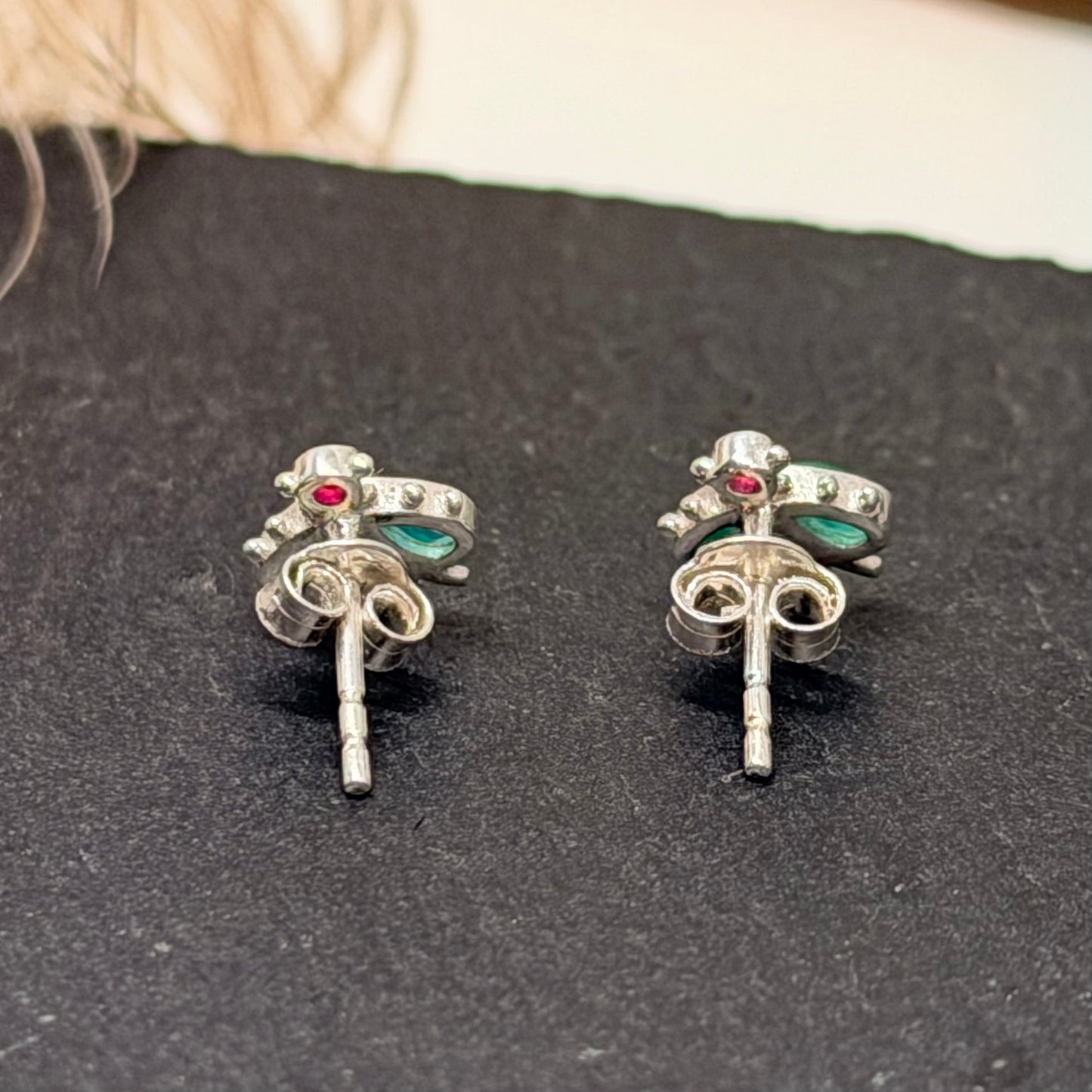 Sidabriniai Auskarai su žaliuoju agatu ir rubinu “Bitės”