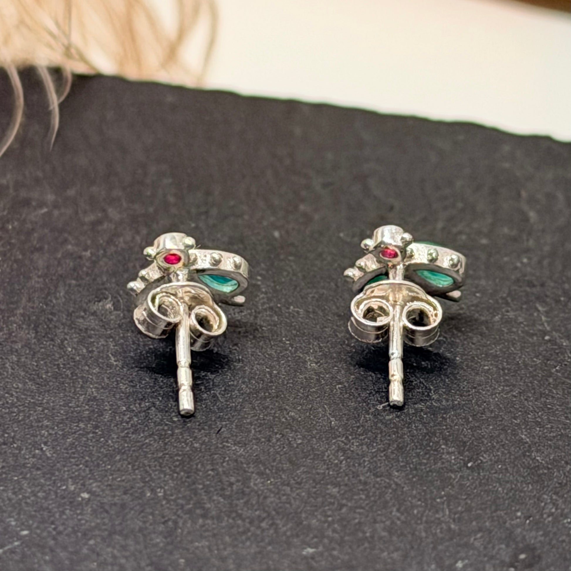 Sidabriniai Auskarai su žaliuoju agatu ir rubinu “Bitės”