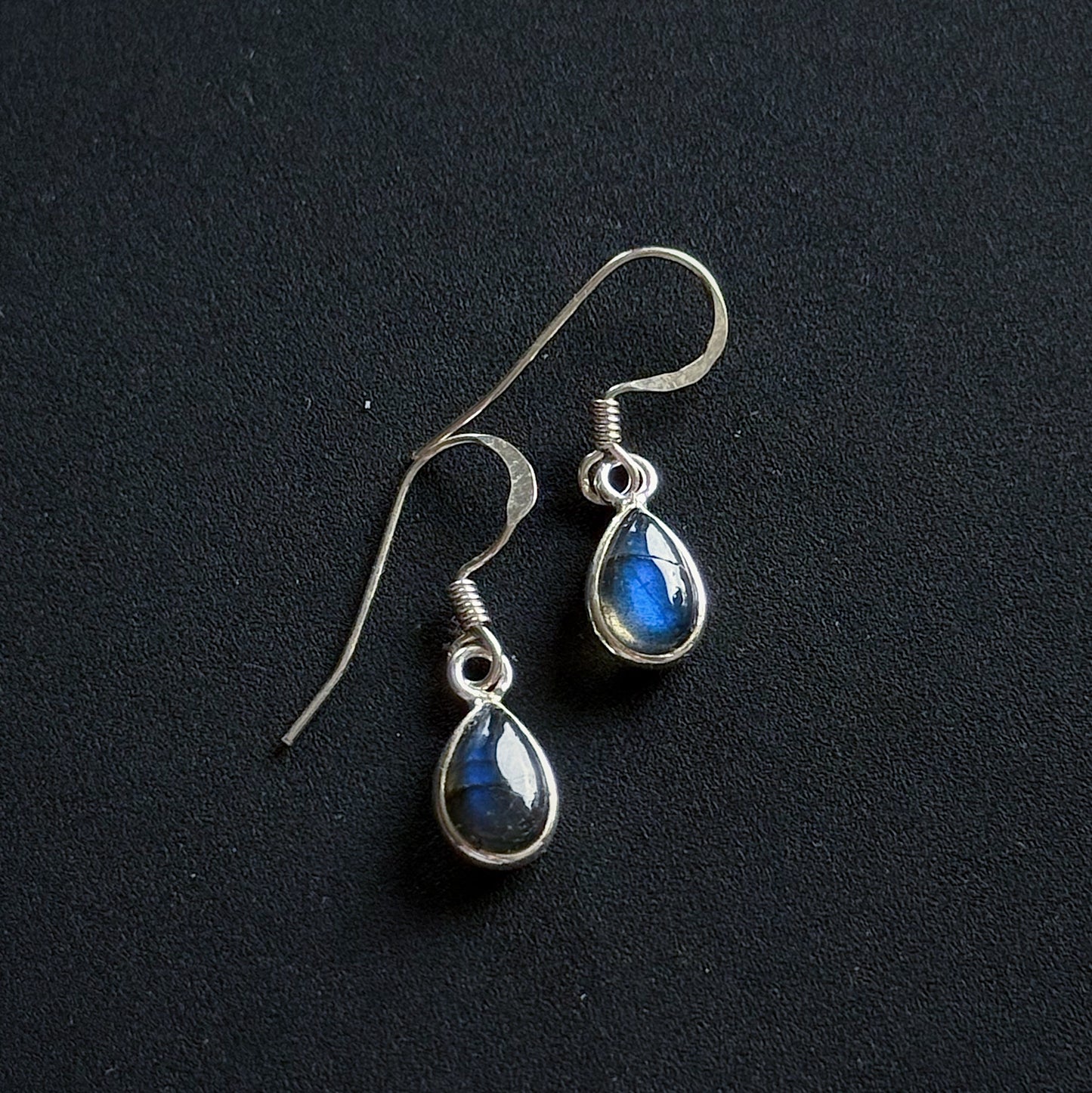 Sidabriniai auskarai "Labradorito lašas"