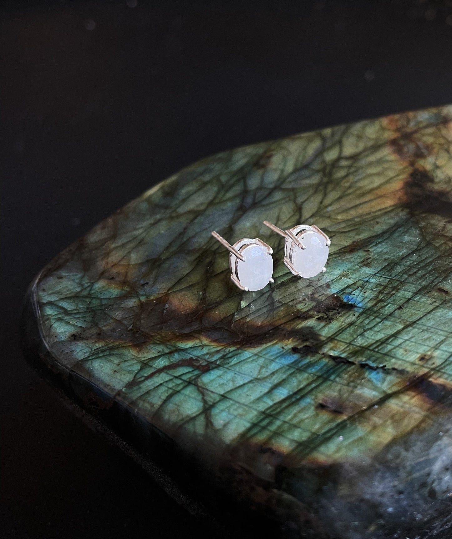 Sidabriniai auskarai "Mėnulio akmuo"