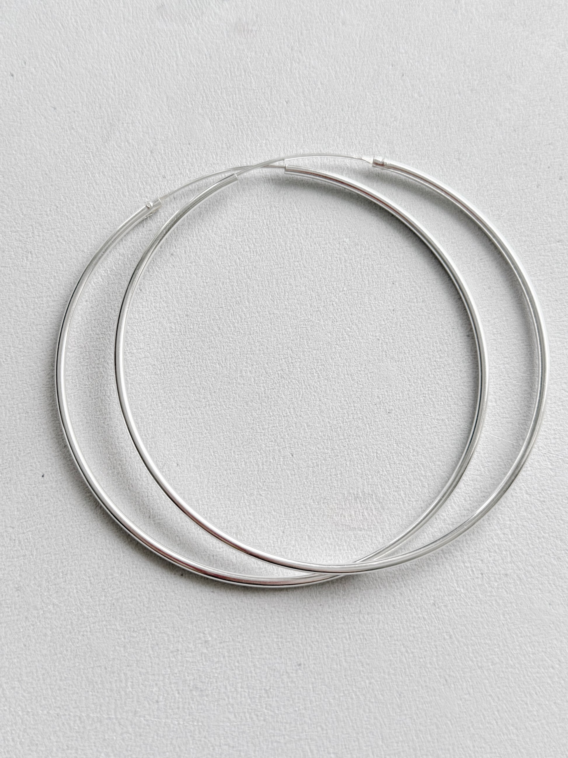 Sidabriniai auskarai rinkės