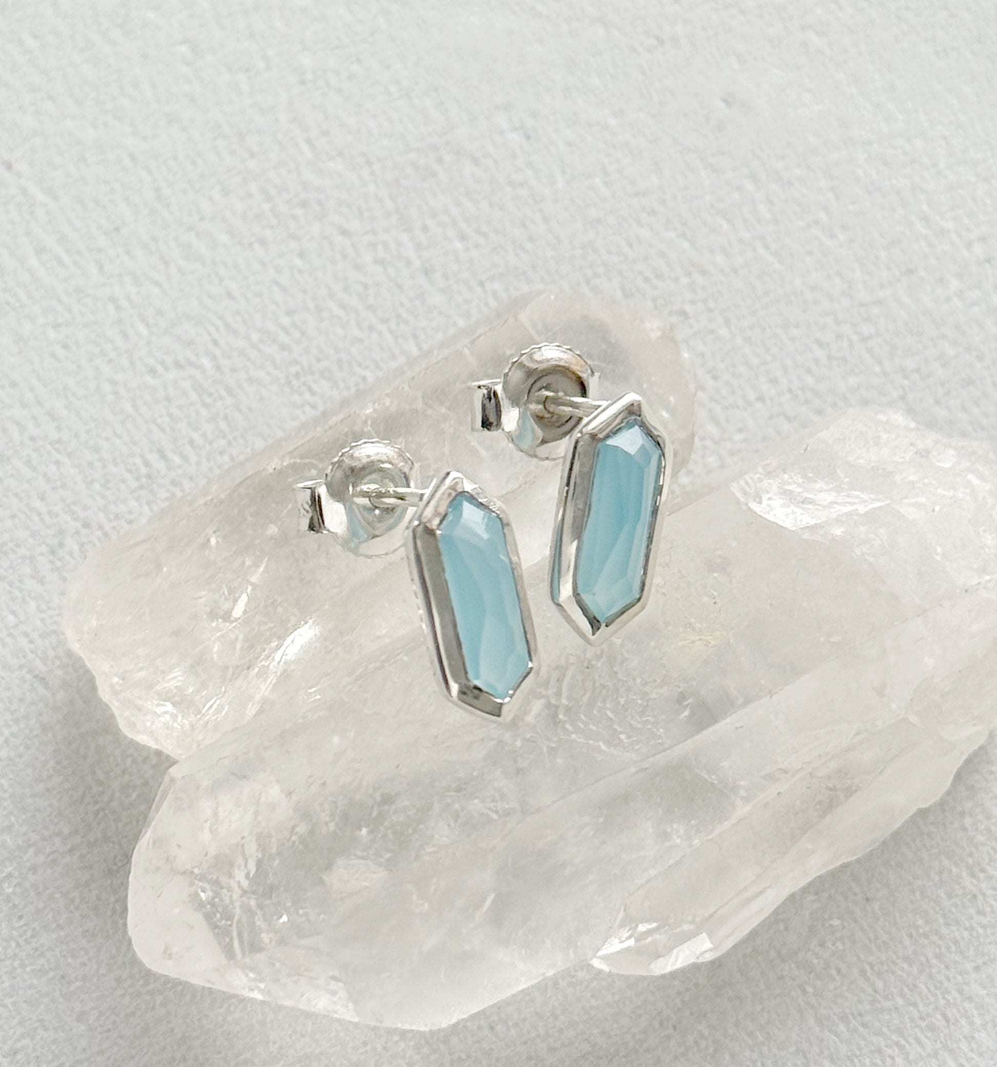 Sidabriniai auskarai su Chalcedono kristalais