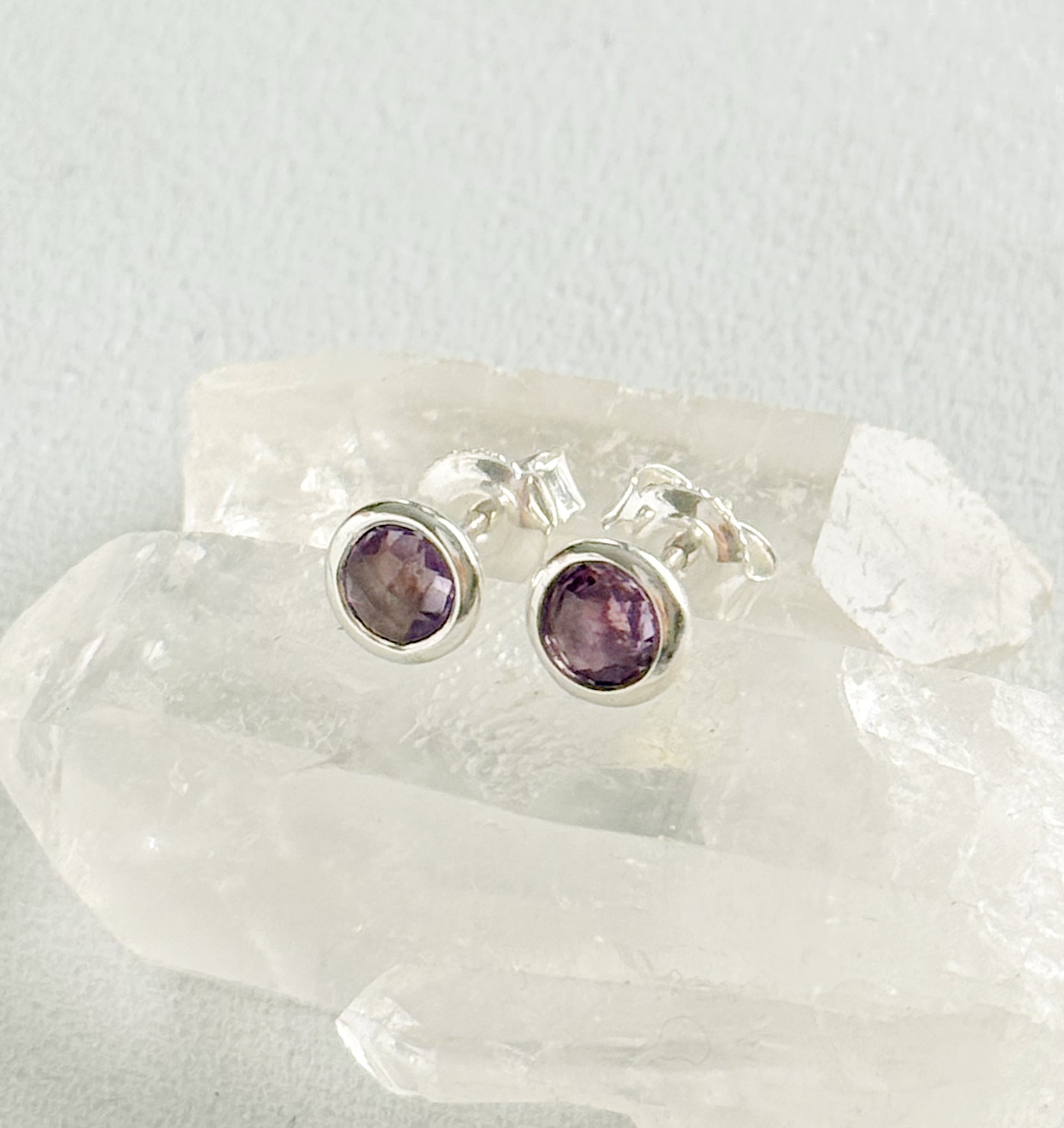 Sidabriniai auskarai su ametistu
