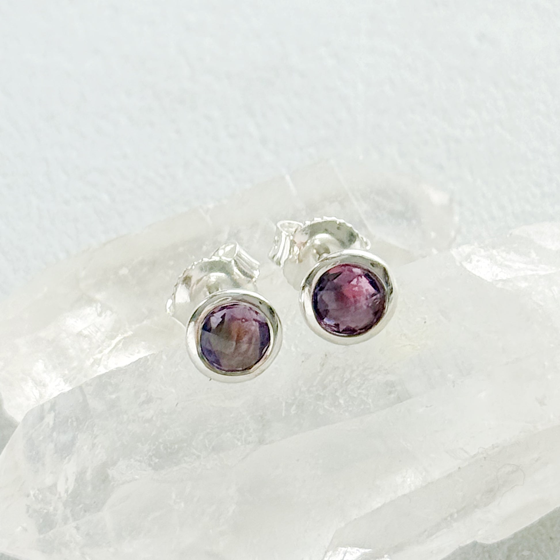 Sidabriniai auskarai su ametistu